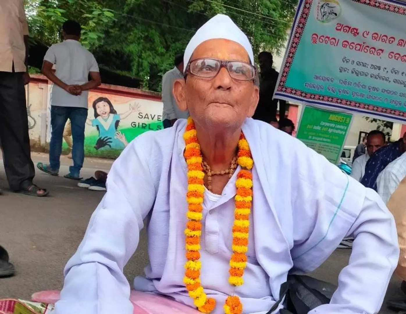 ଜିଲ୍ଲାପାଳ ଅଫିସ୍‌ ଆଗରେ ୮୫ ବର୍ଷୀୟ ବୃଦ୍ଧଙ୍କ ଅନଶନ