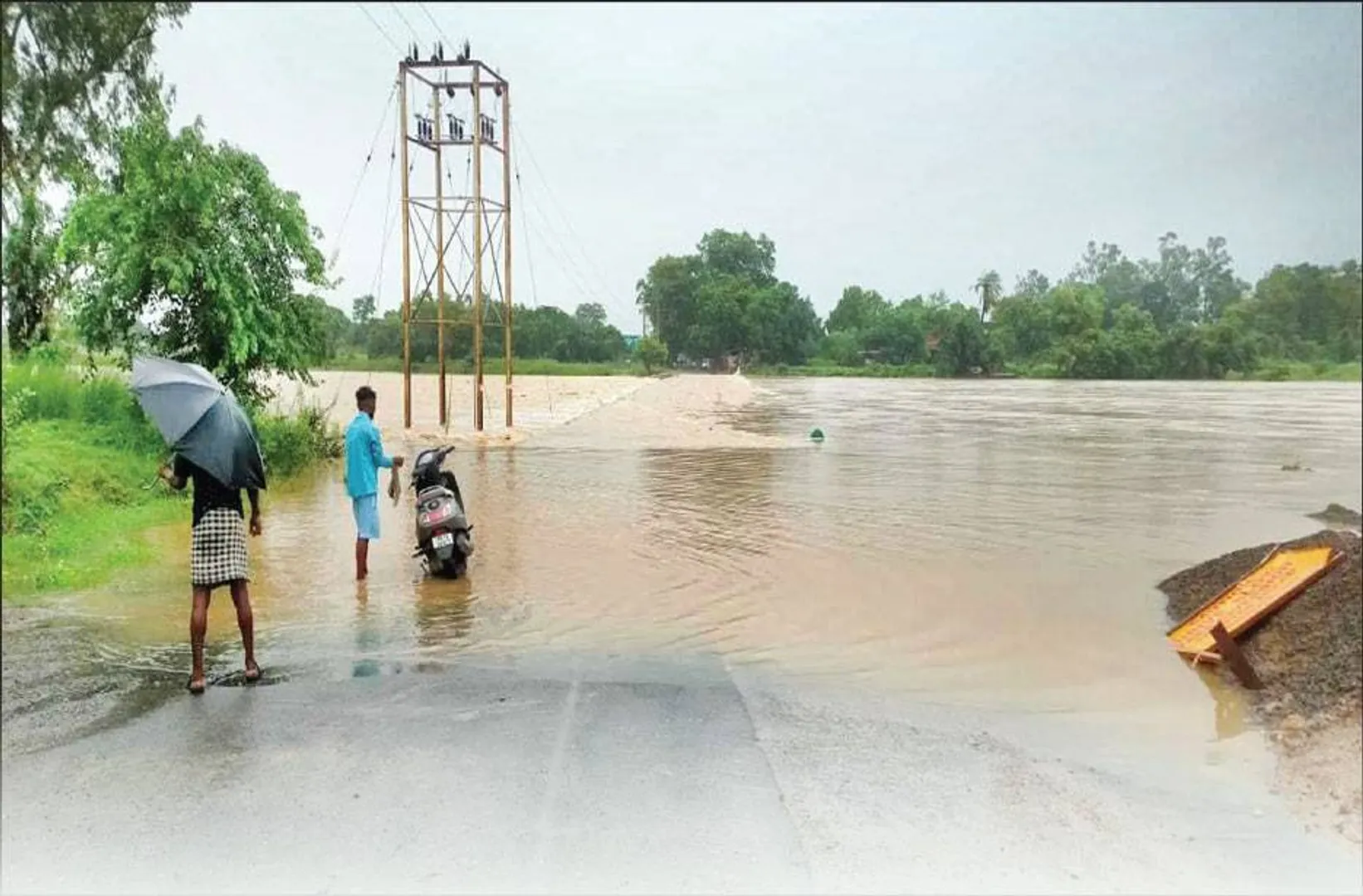 ସମ୍ବଲପୁର-ସୋନପୁର ଯୋଗାଯୋଗ ବିଚ୍ଛିନ୍ନ: ଅଧାରୁ ସ୍କୁଲ ଛୁଟି,  ଯୁଯୁମୁରାରେ ୩୬୧.୮ ମିମି ବର୍ଷା