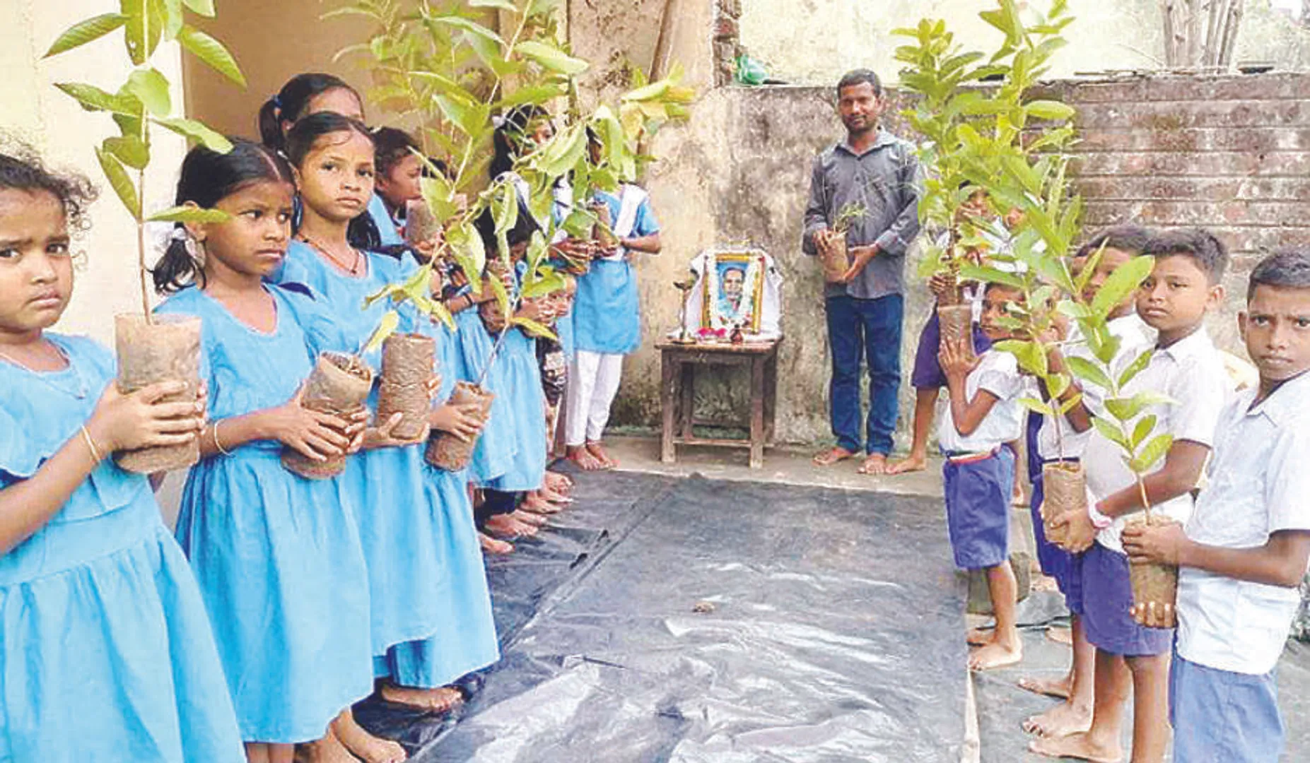 ଭଲ ଖବର: ବାପାଙ୍କ ଶ୍ରାଦ୍ଧବାର୍ଷିକୀରେ ବୃକ୍ଷରୋପଣ