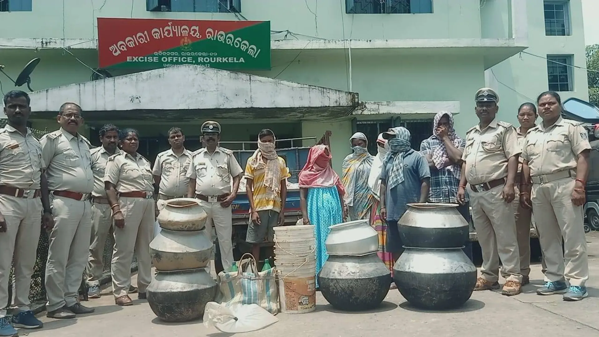 ଧରାପଡ଼ିଲା ବହୁ ପରିମାଣର ଦେଶୀ ମଦ ଓ ମହୁଲପୋଚ, ୭ ଅଭିଯୁକ୍ତ କୋର୍ଟଚାଲାଣ