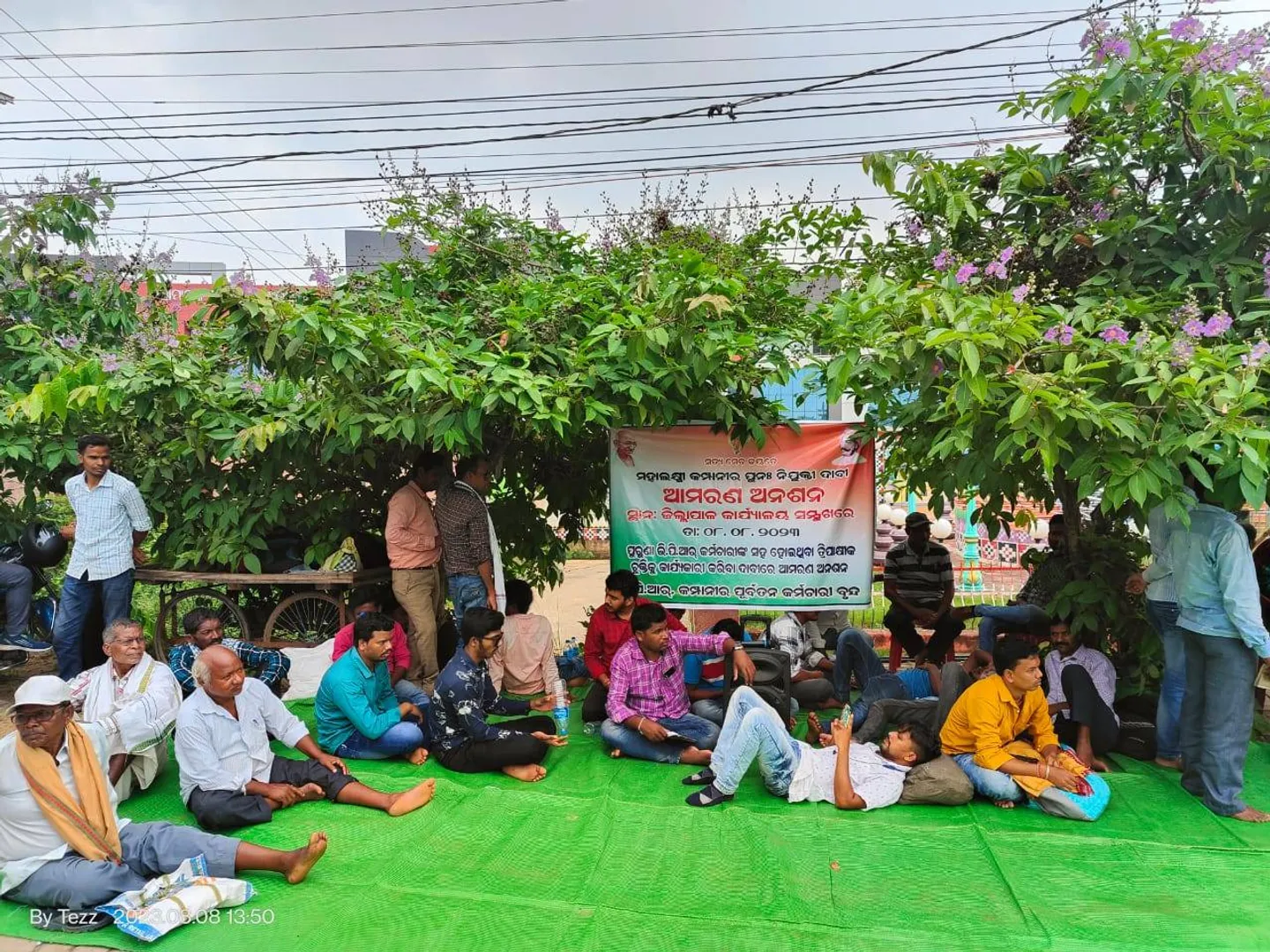 ପୁନଃ ନିଯୁକ୍ତି ଦାବିରେ ଜିଲ୍ଲାପାଳଙ୍କ କାର୍ଯ୍ୟାଳୟ ସମ୍ମୁଖରେ ଆମରଣ ଅନଶନ