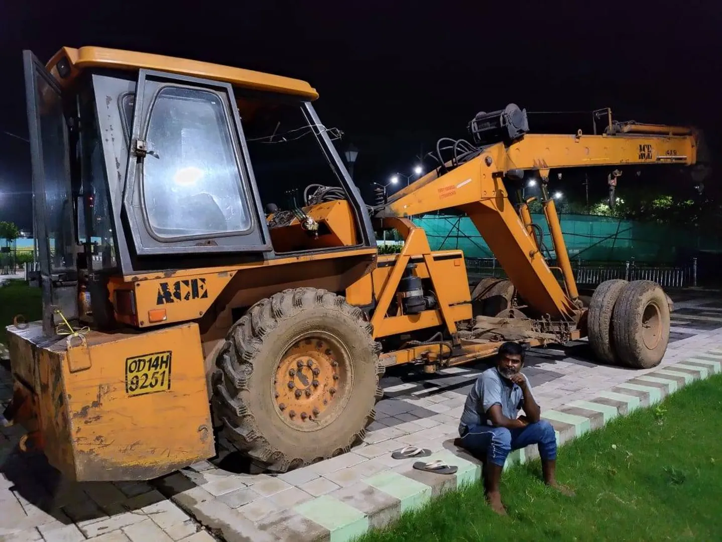 ରାତିଅଧିଆ ମରାମତି ପଛରେ ଅସଲ ଉଦ୍ଦେଶ୍ୟ କ’ଣ? ଛିଡ଼ା ହୋଇପାରୁନି ଭାଙ୍ଗିପଡ଼ିଥିବା ହକି ଷ୍ଟାଚ୍ୟୁ