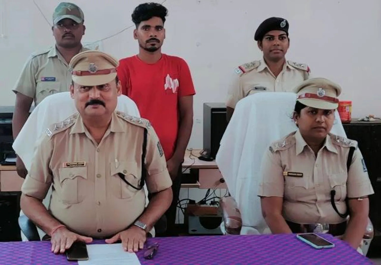 ପୁଲିସ ଏଏସଆଇଙ୍କ ସ୍କୁଟିରେ ଗଞ୍ଜେଇ ଚାଲାଣ; ୧୨ କେଜି ଗଞ୍ଜେଇ ଜବତ, ଜଣେ ଗିରଫ
