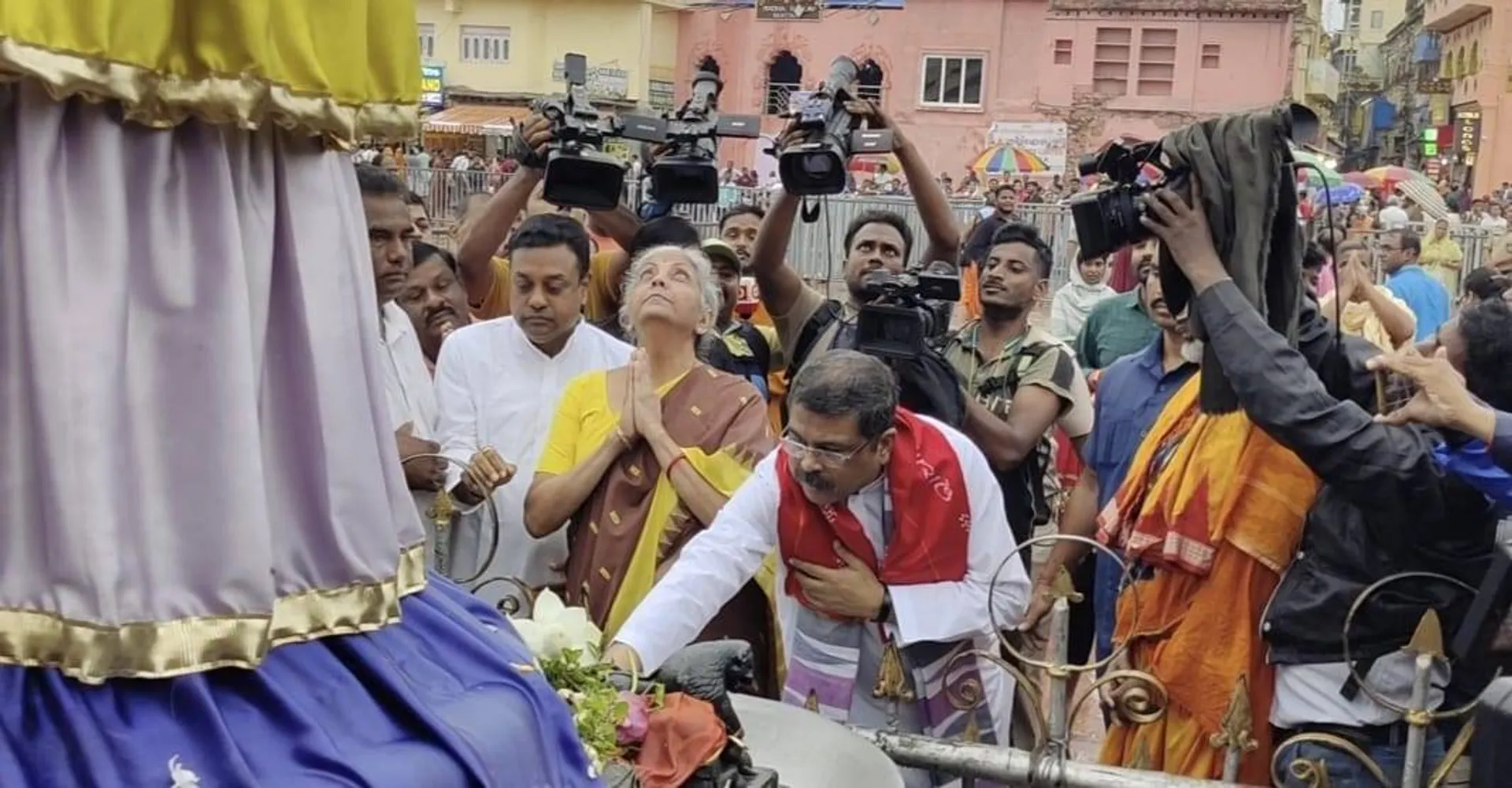 ମହାପ୍ରଭୁ ଜଗନ୍ନାଥଙ୍କ ଦର୍ଶନ କଲେ କେନ୍ଦ୍ର ଅର୍ଥ ଓ କର୍ପୋରେଟ୍‌ ବ୍ୟାପାର ମନ୍ତ୍ରୀ ନିର୍ମଳା ସୀତାରମଣ