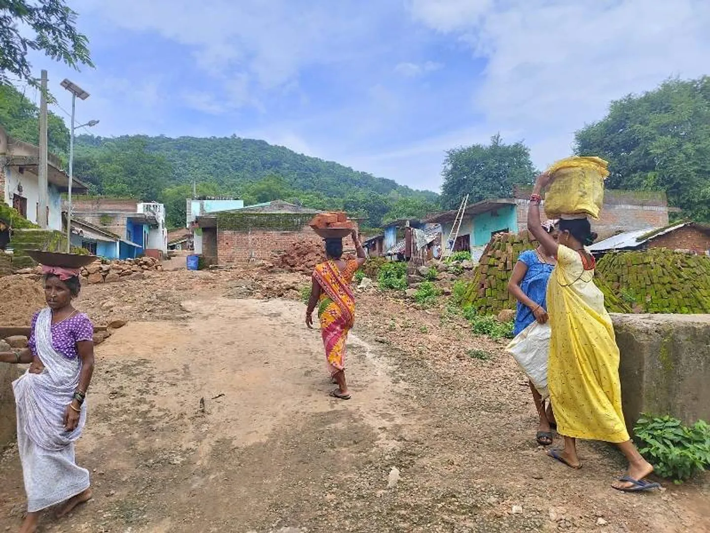 ଲଗାଣ ବର୍ଷାରେ ପାହାଡ଼ ତଳ ଗାଁ ବେହାଲ; ଗାଁରେ ପଶିଲା ପାଣି, ସୁରକ୍ଷା କାନ୍ଥ ପାଇଁ ଦାବି କରି ନିରାଶ