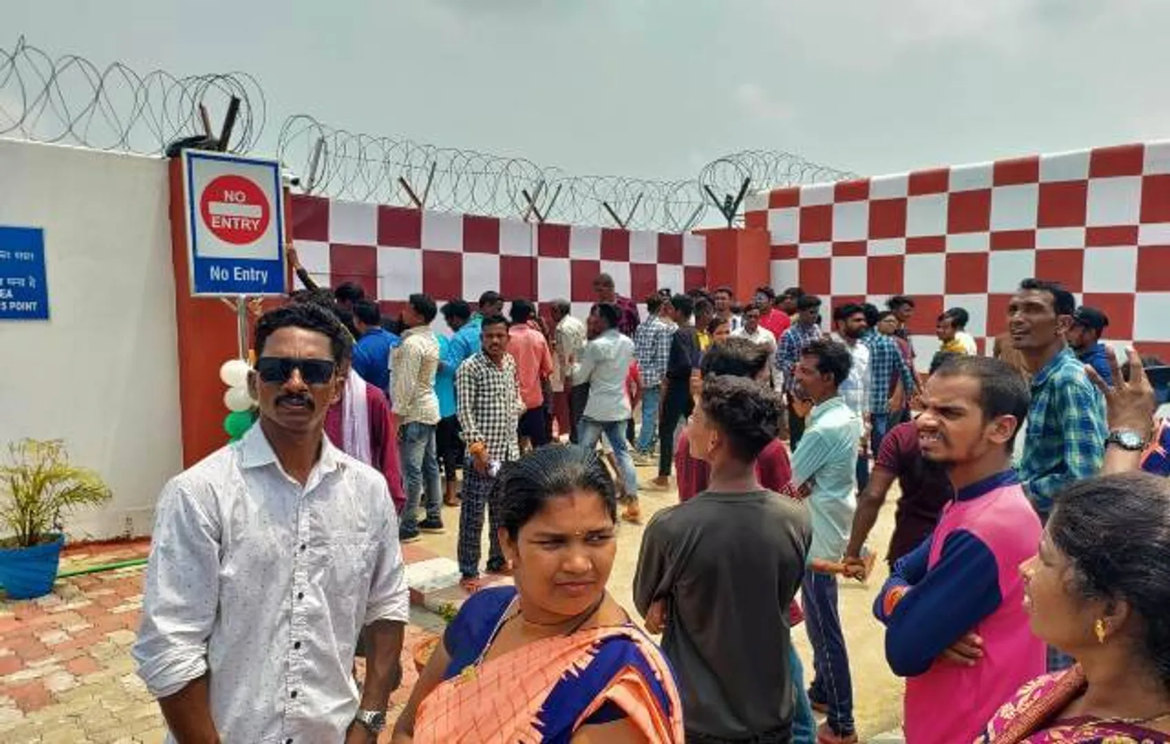 ଉତ୍କେଲାରୁ ଭୁବନେଶ୍ବରକୁ ଉଡ଼ିଲା ବିମାନ : ଉଡ଼ାଜାହାଜ ଦେଖି ନପାରି ଅସନ୍ତୋଷ ଝାଡ଼ିଲେ ସ୍ଥାନୀୟ ବାସିନ୍ଦା
