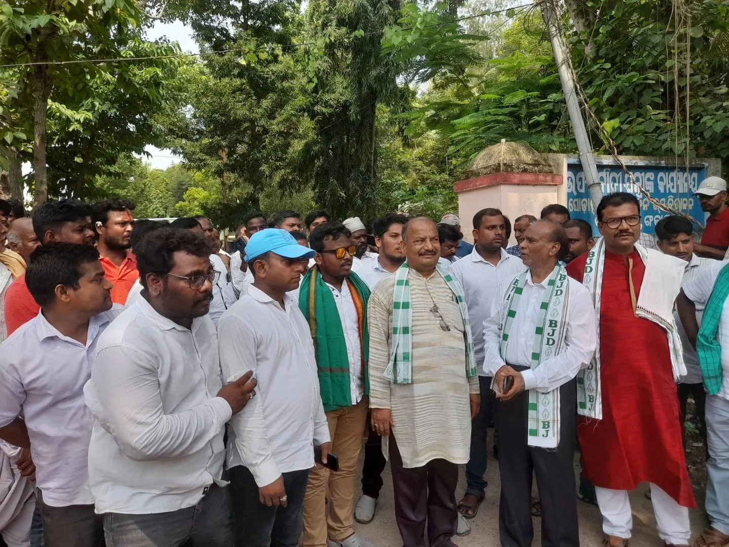 ଦିଗପହଣ୍ଡି ରାଜନୀତିରେ ହାଇଡ୍ରାମା; ସମିତିସଭ୍ୟ ନିଖୋଜ, ଟାୟାର୍ ଜାଳି ରାସ୍ତା ଅବରୋଧ