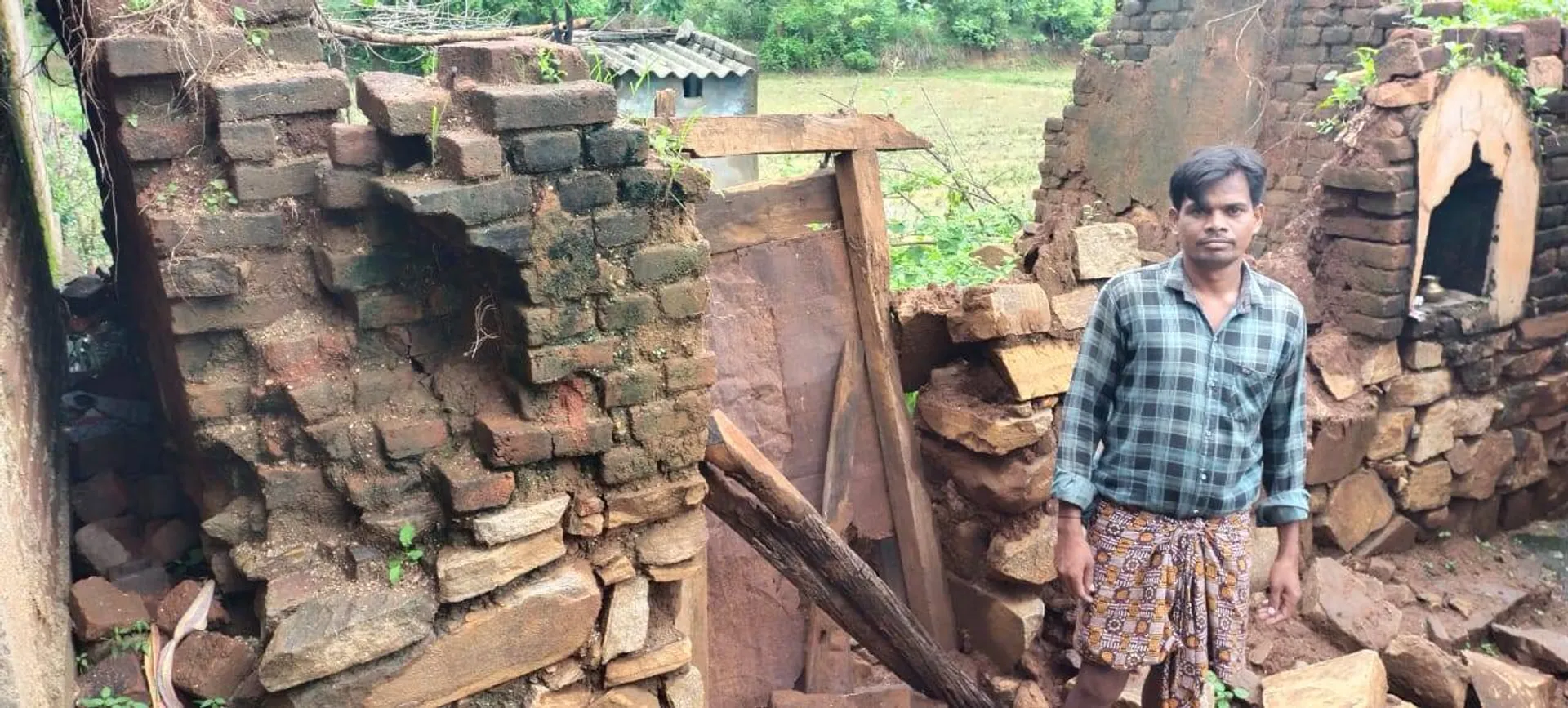 ଦେଓଗାଁରେ ବର୍ଷାରେ ଭାଙ୍ଗିଲା ଘର: ଅଳ୍ପକେ ବର୍ତ୍ତିଲେ ପରିବାର