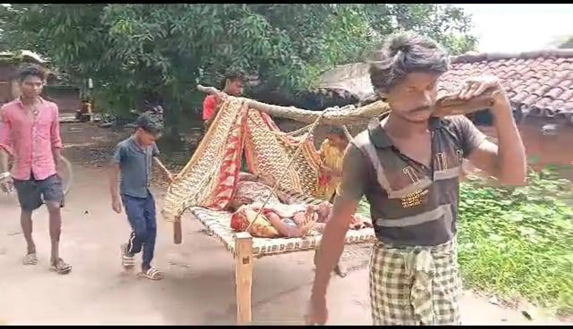 ଆମ୍ବୁଲାନ୍ସ ପହଞ୍ଚିଲାନି, ଖଟରେ ବୁ​ହାହେଲେ ରୋଗୀ