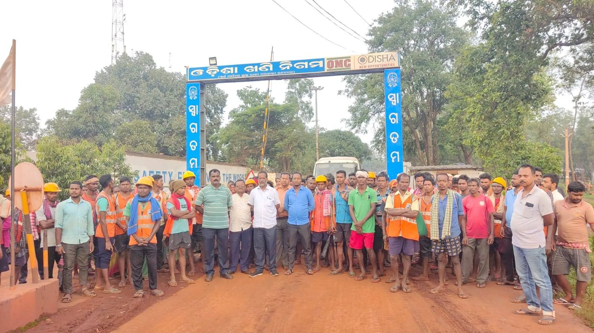 ପରିବହନକୁ ନେଇ ଚାଲିଛି ଛକାପଞ୍ଝା: ଦୋ ଛକିରେ ନିରୀହ ଆଦିବାସୀ ଶ୍ରମିକ
