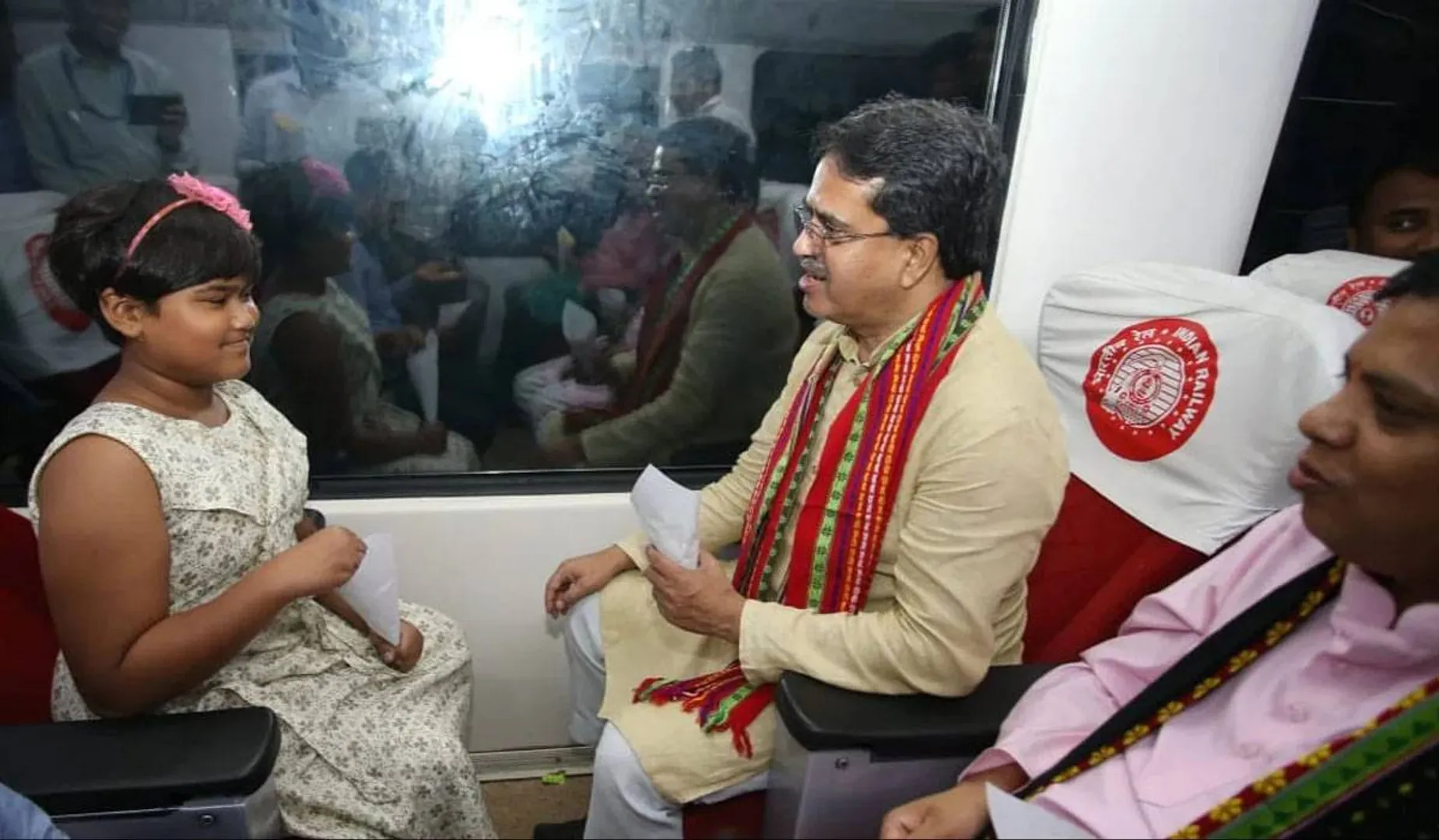 ଟ୍ରେନ୍‌ରେ ଭେଟିଥିବା ୪ର୍ଥ ଶ୍ରେଣୀ ଝିଅକୁ ଜନ୍ମଦିନ ଶୁଭେଚ୍ଛା ଜଣାଇ ଆଚମ୍ବିତ କରିଦେଲେ ତ୍ରିପୁରା ମୁଖ୍ୟମନ୍ତ୍ରୀ