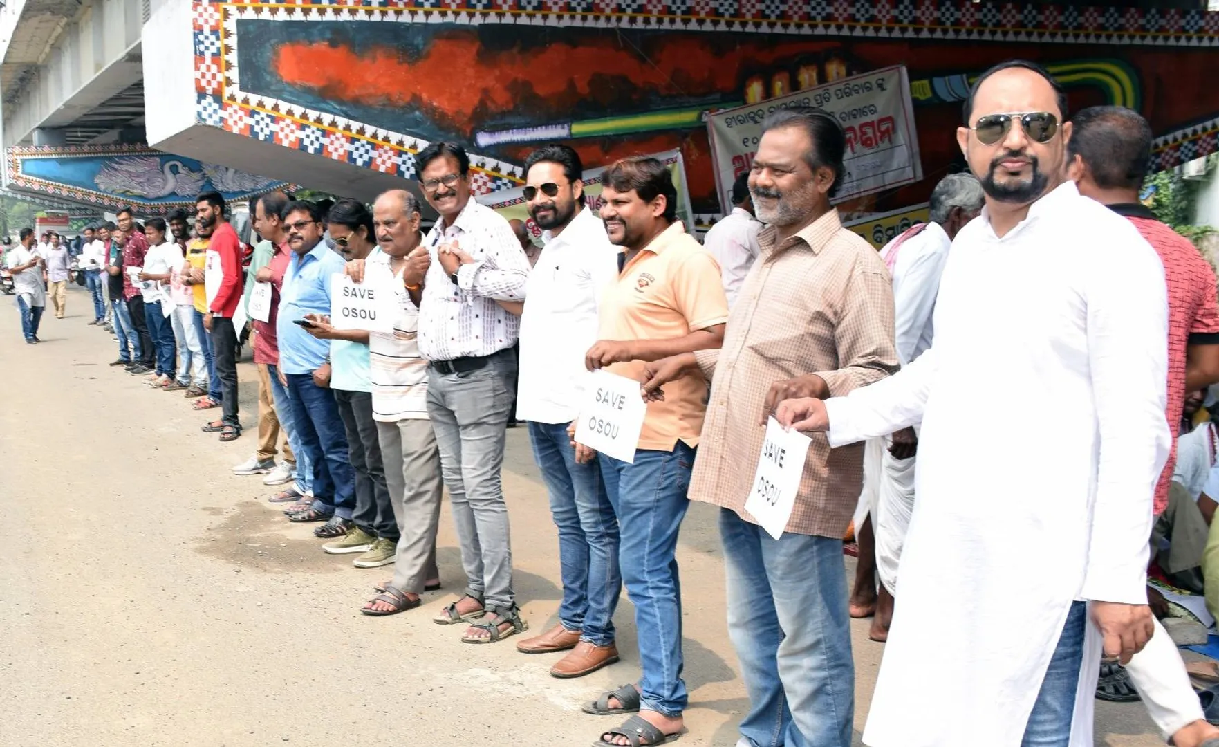 ଓଏସ୍‌ଓୟୁ ନାମଲେଖା ବନ୍ଦ ପ୍ରସଙ୍ଗ: ମାନବଶୃଙ୍ଖଳ ଜରିଆରେ ଦାବି ଉପସ୍ଥାପନ