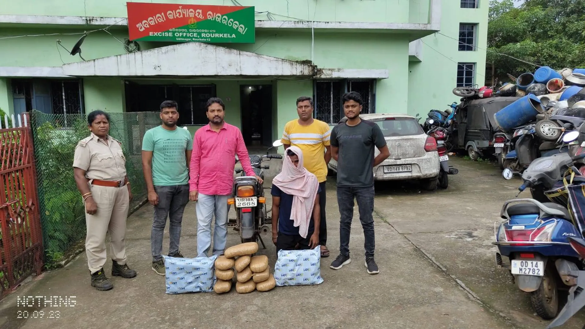 ଗଞ୍ଜେଇ ବେପାରୀ ଗିରଫ, ୨୧ କେଜି ଗଞ୍ଜେଇ ସହ ମୋଟରବାଇକ୍‌ ଜବତ