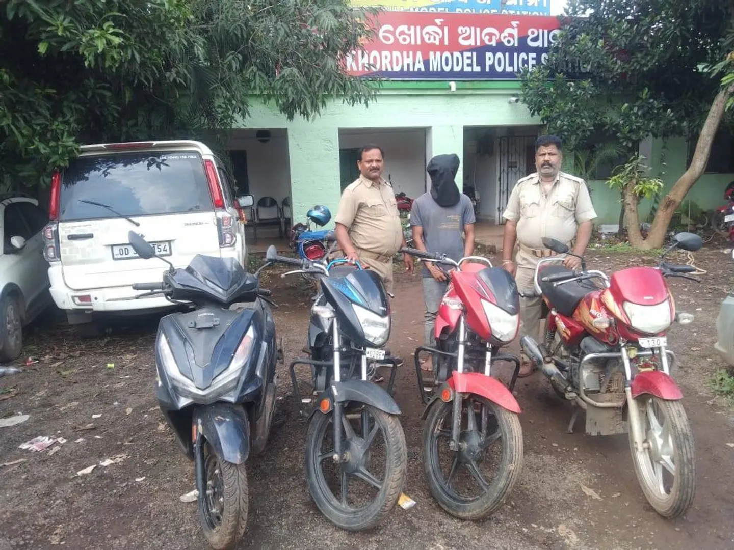 ଚାରି ମୋଟରସାଇକଲ ଜବତ, ଜଣେ ଗିରଫ