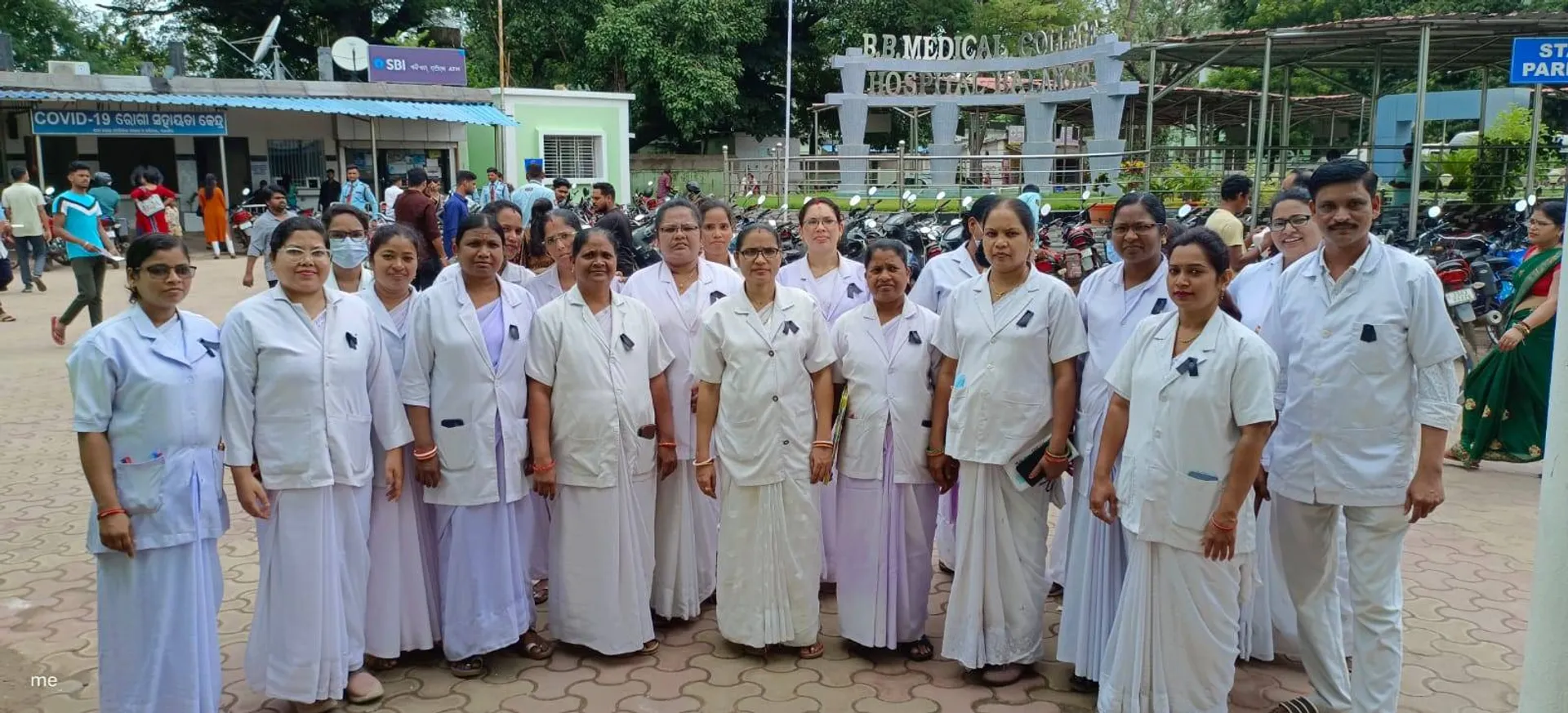 କଳାବ୍ୟାଜ୍‌ ପିନ୍ଧିଲେ ନର୍ସିଂ କର୍ମଚାରୀ