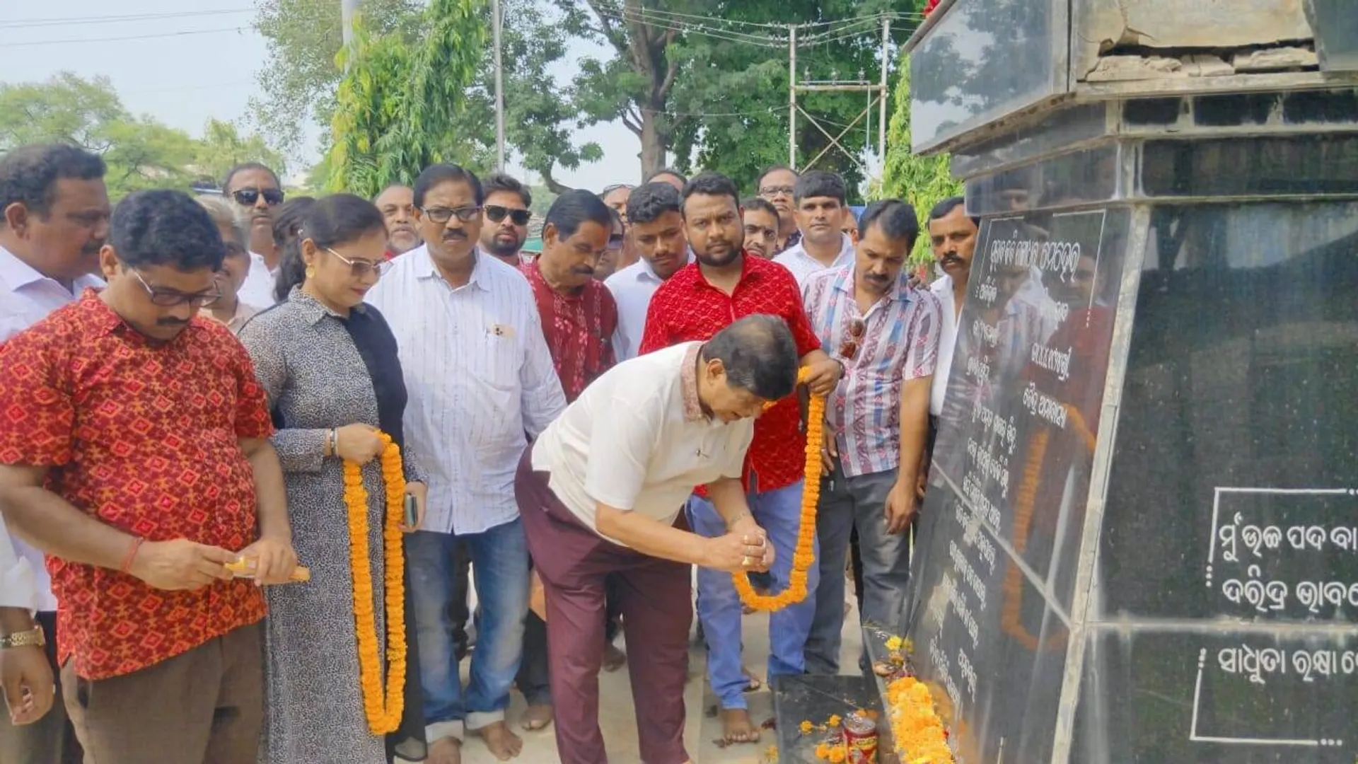 ଗଙ୍ଗାଧର ମେହେରଙ୍କ ପ୍ରତିମୂର୍ତ୍ତିରେ ପୁଷ୍ପ ମାଲ୍ୟାର୍ପଣ କଲେ 'ସମ୍ବାଦ' ସଂପାଦକ ସୌମ୍ୟରଂଜନ ପଟ୍ଟନାୟକ