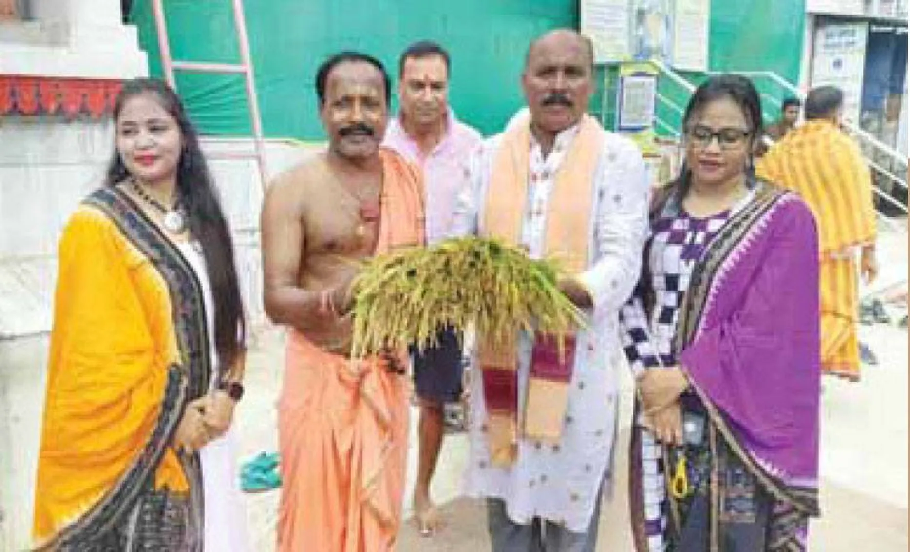 ସମଲେଶ୍ବରୀଙ୍କ ପୀଠରେ ନୂଆ ଧାନ: ପ୍ରଦାନ କଲେ ଚାଷୀ ସୁବାସ ବେହେରା