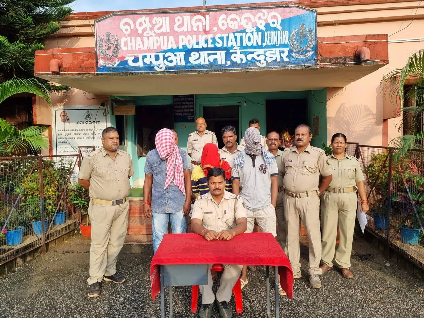 ପିକଅପ ଭ୍ୟାନ ସହ ୭୦ ହଜାର ଲୁଟ୍‌