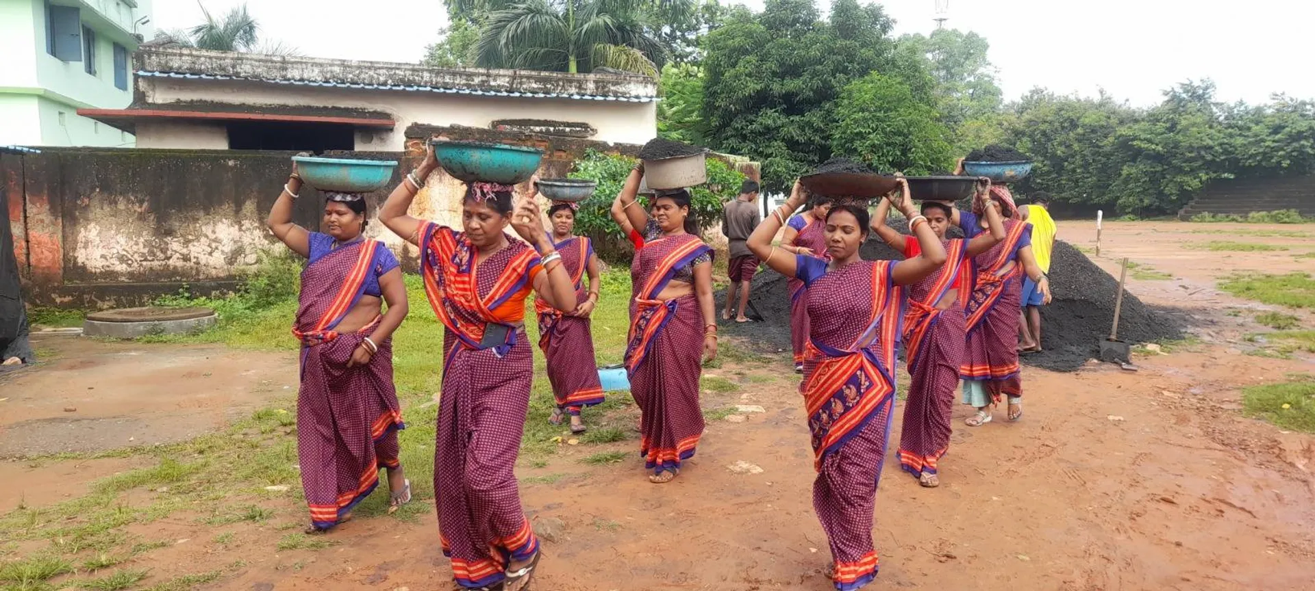 ପ୍ରଶାସନ କଲାନି, ରାସ୍ତା ତିଆରି କଲେ ମହିଳା