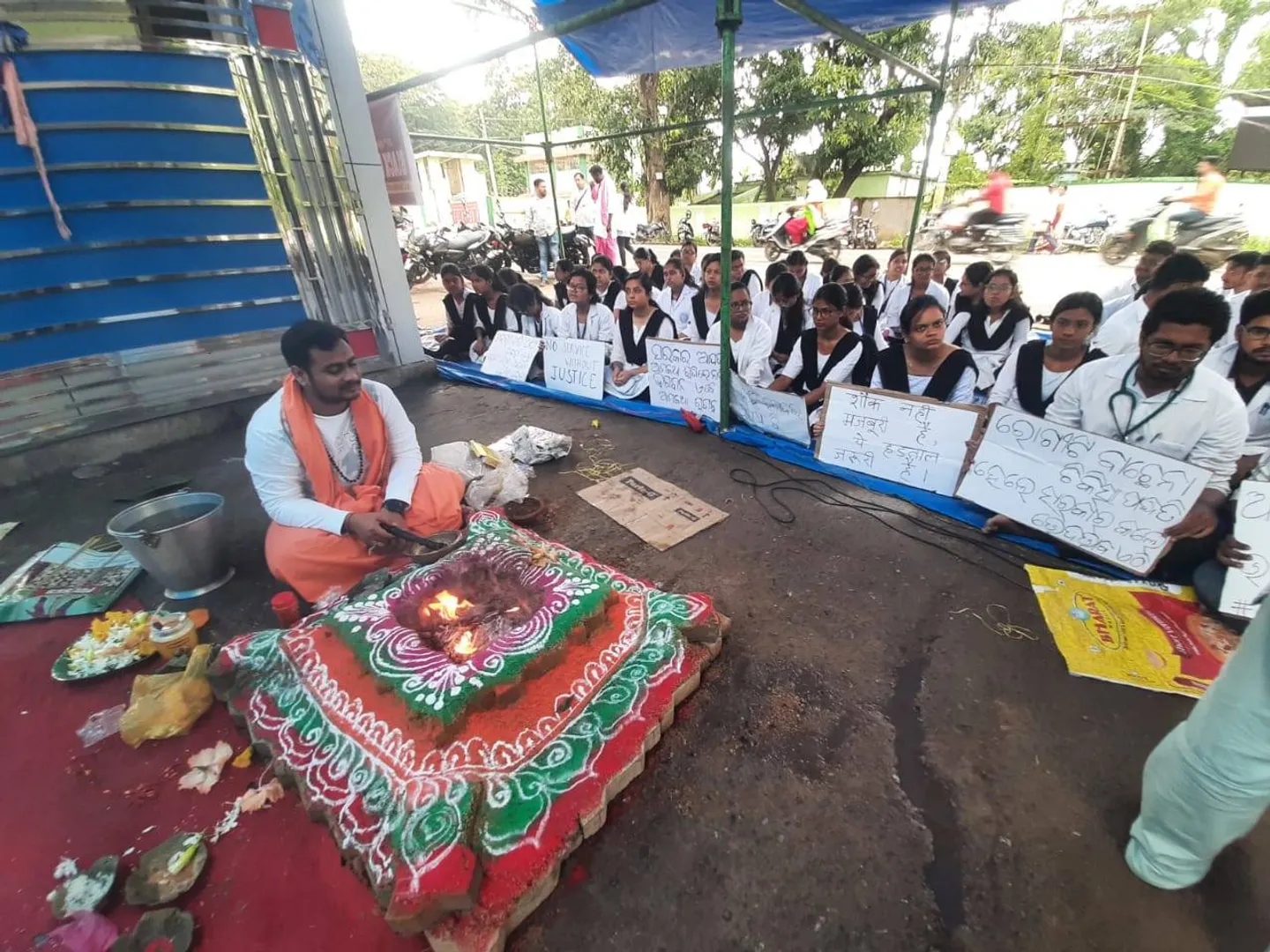ଶୁଣିଲେନି ସରକାର: ଏବେ ଭଗବାନ ଭରସା; ହୋମଯଜ୍ଞର ଆଶ୍ରୟ ନେଲେ ଆୟୁଷ ଛାତ୍ରଛାତ୍ରୀ