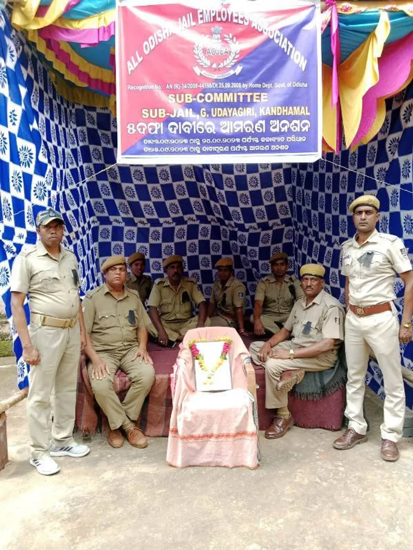 ୫ ଦଫା ଦାବି ନେଇ ନିଖିଳ ଓଡ଼ିଶା କାରାଗାର ମହାସଂଘ ପକ୍ଷରୁ କଳାବ୍ୟାଚ ପରିଧାନ ସହ ଆମରଣ ଅନଶନ