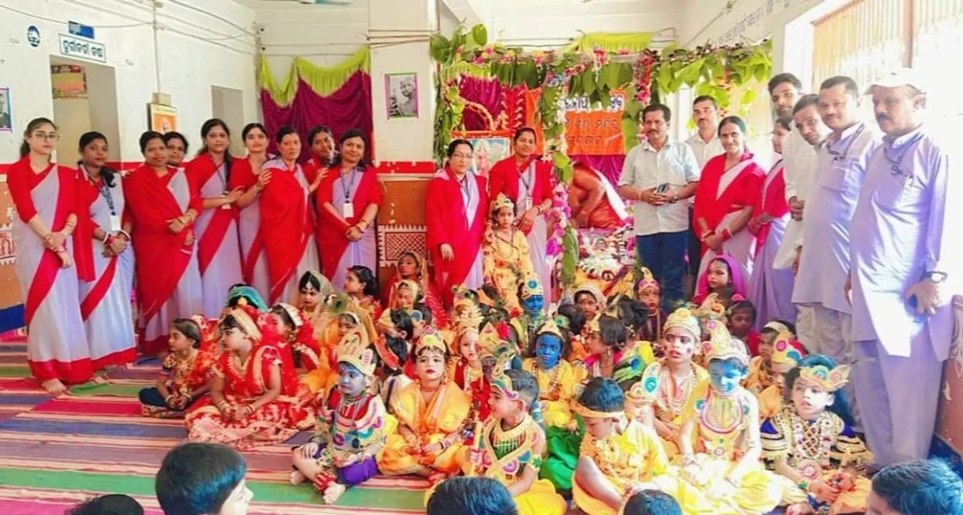 ସରସ୍ବତୀ ଶିଶୁ ବିଦ୍ୟା ମନ୍ଦିରରେ ଜନ୍ମାଷ୍ଟମୀ ଉତ୍ସବ। (ଫଟୋ: ପ୍ରେମେନ୍ଦ୍ର, ରାୟଗଡ଼ା)
