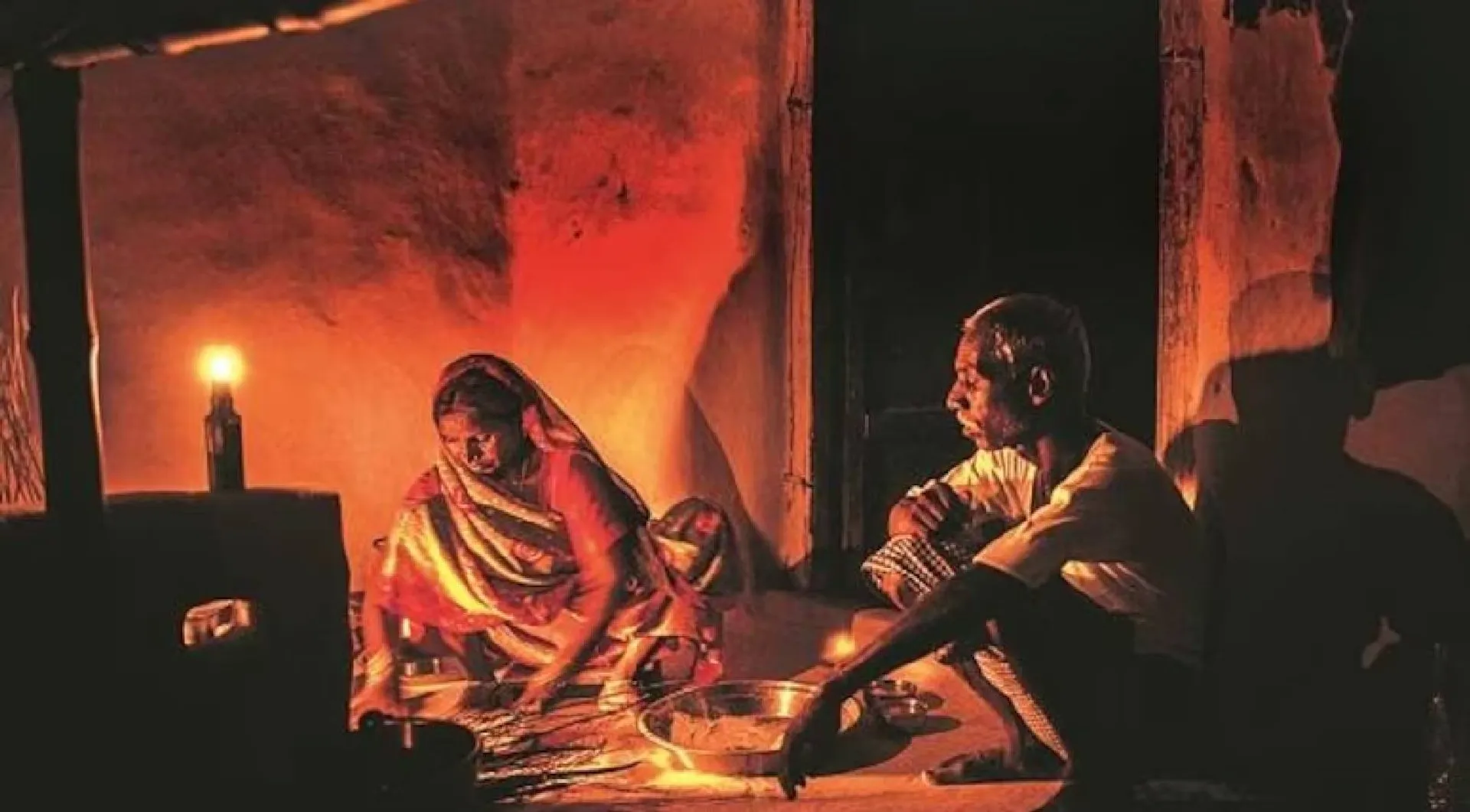 ମାସେ ହେଲା ଅନ୍ଧାରରେ ୧୫ ପରିବାର; ପାଠ ପଢ଼ିବାକୁ ହାଇରାଣ ହେଉଛନ୍ତି ପିଲା