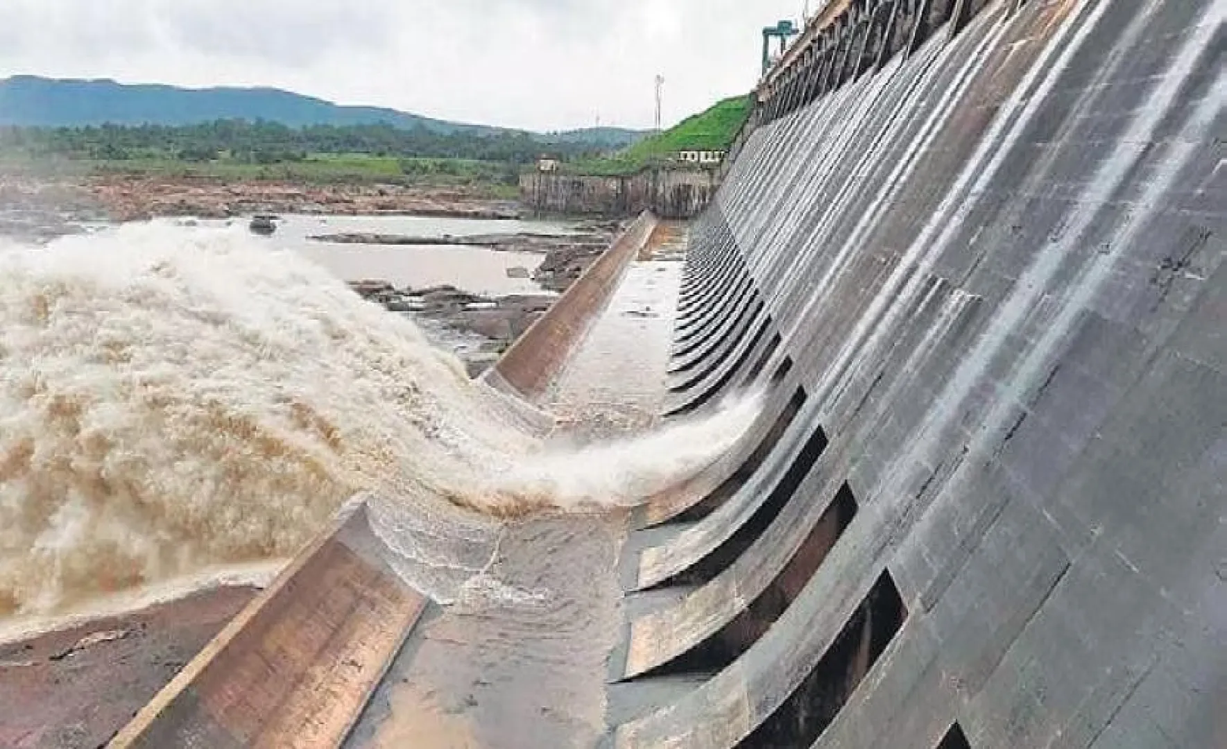 ହୀରାକୁଦର ସମୁଦାୟ ୨୦ଟି ଗେଟ୍‌ ଦେଇ ନିଷ୍କାସନ ହେଉଛି ଜଳ: ପୁଣି ୬ଟି ଖୋଲିଲା