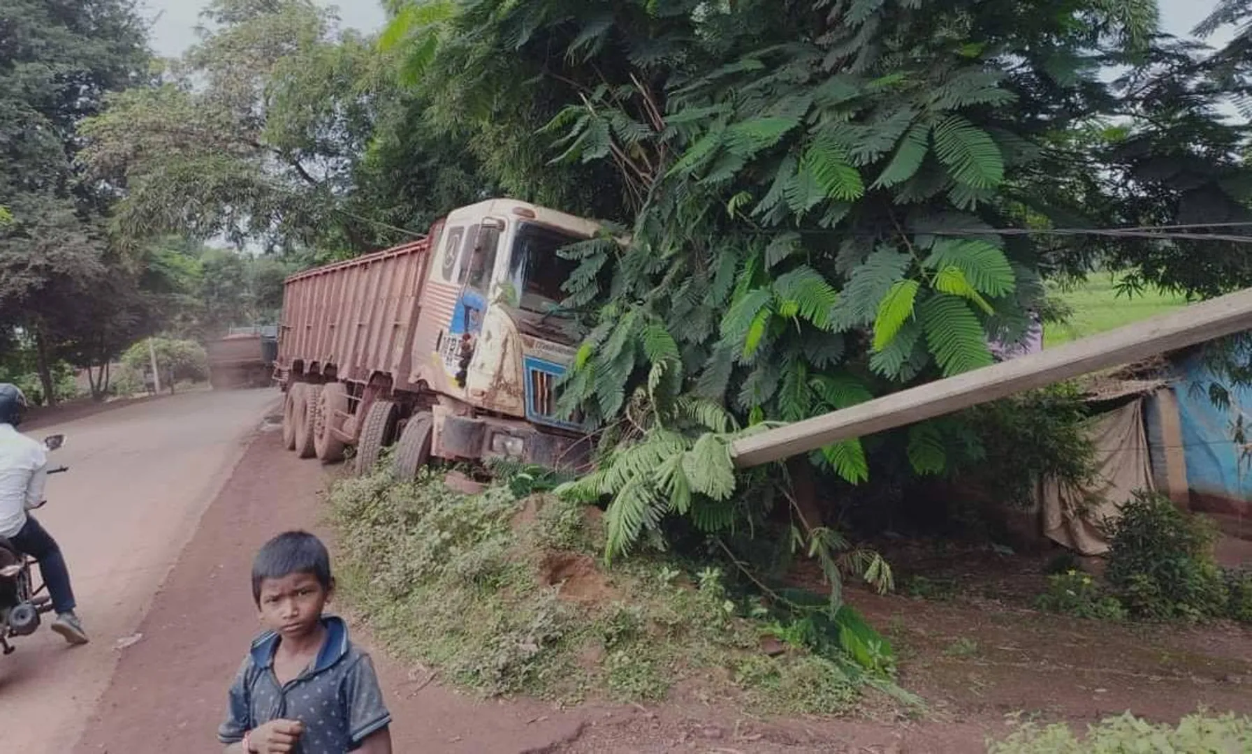 ବିଦ୍ୟୁତ୍‌ ଖୁଣ୍ଟକୁ ଧକ୍କା ଦେଲା ଟ୍ରକ୍‌