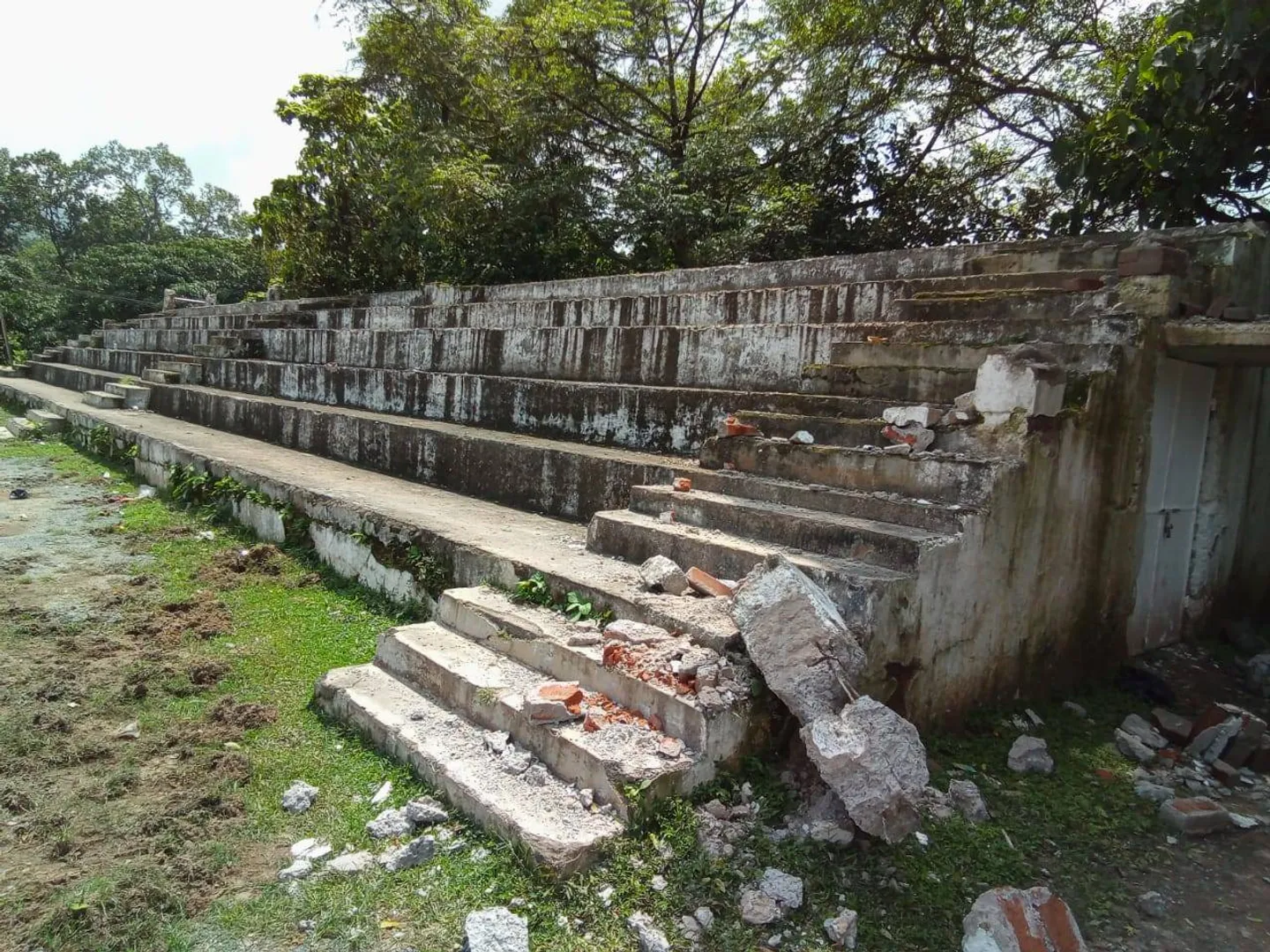 ଷ୍ଟାଡିୟମ ଗ୍ୟାଲେରିରୁ ଲୁହାପାଇପ୍‌ କାଟିନେଲେ ଚୋର