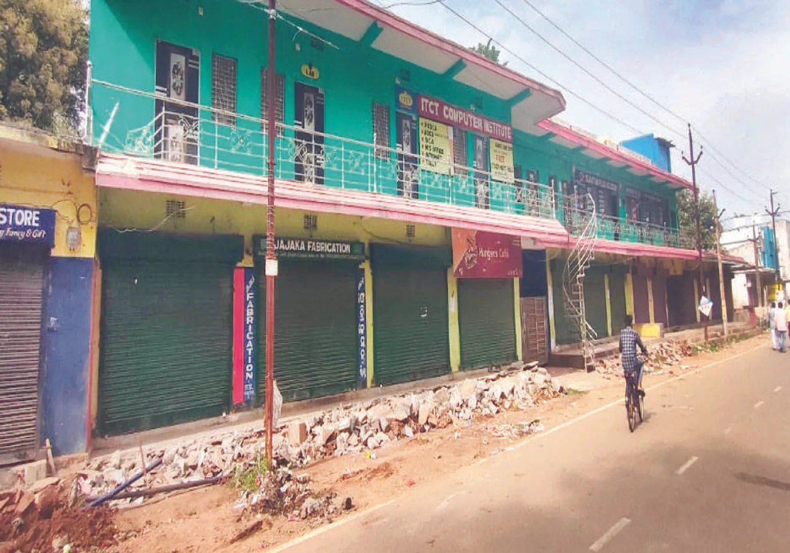 ରାଜେନ୍ଦ୍ର ବିଶ୍ୱବିଦ୍ୟାଳୟ ସାମନା ଦୋକାନ ଘର ଲାଗି ବେଆଇନ୍ ନିର୍ମାଣ ଭାଙ୍ଗିଲା ପ୍ରଶାସନ
