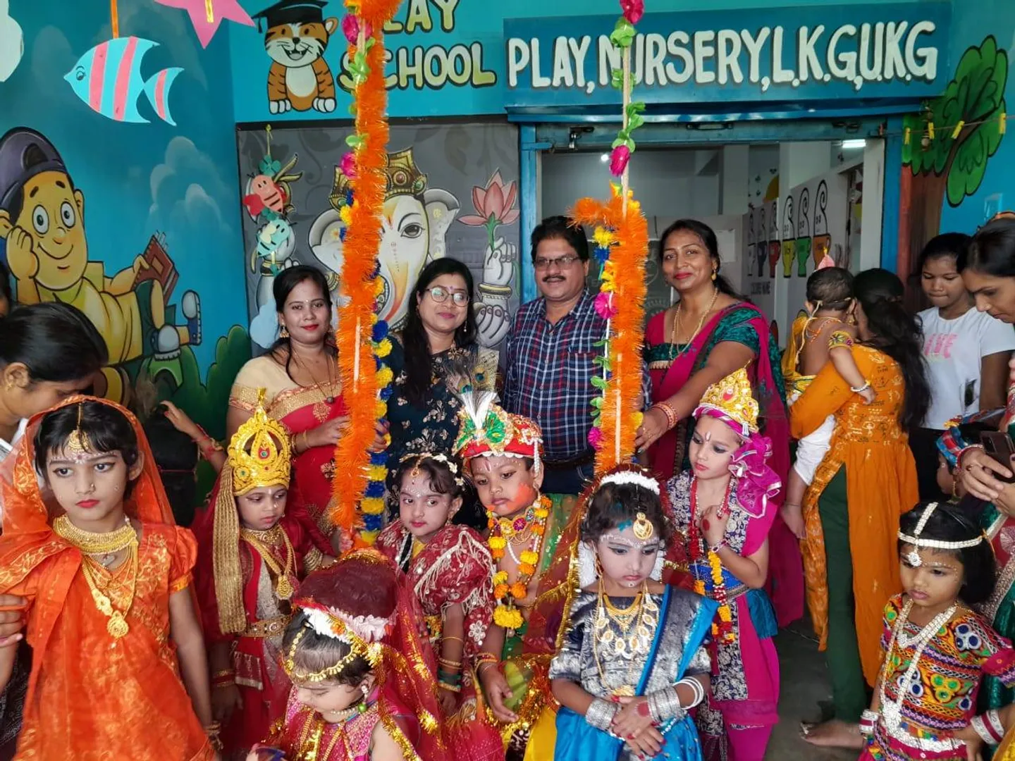 ଜନ୍ମାଷ୍ଟମୀ ପାଇଁ ଛାତ୍ରଛାତ୍ରୀ, ଅଭିଭାବକ ଉତ୍ସାହିତ। (ଫଟୋ: ସୁରେଶ, ଜୟପୁର)