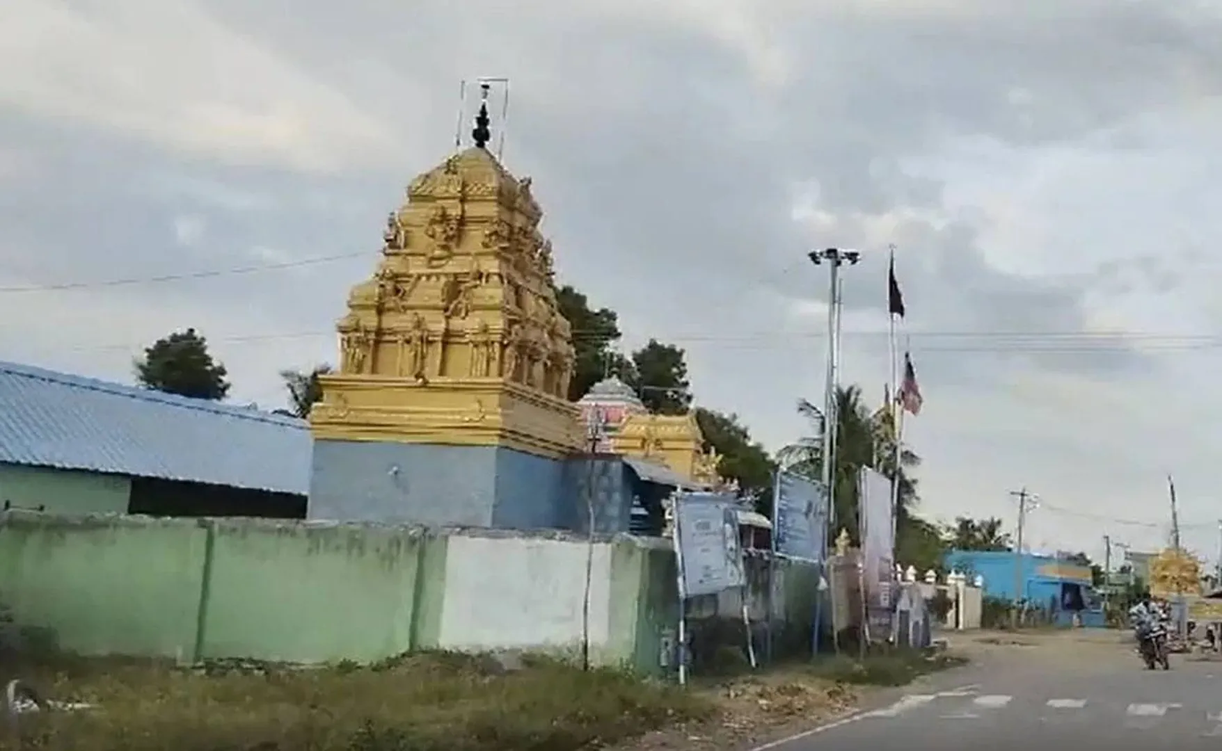 ଦରମା ଅଳ୍ପ ହେଲେ ବି ମନ୍ଦିରରେ ପୂଜକ ଭାବେ ଚାକିରି କଲେ ୩ ସୁଶିକ୍ଷିତା ଯୁବତୀ