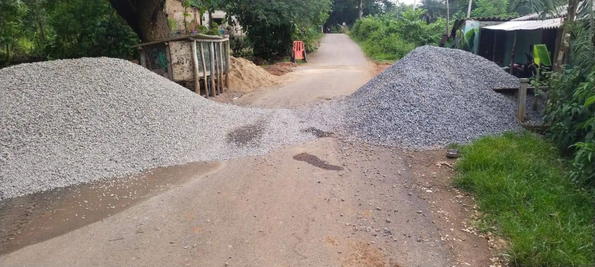 ନୂଆଗଡ଼-ଦେଉଳଡିହା ପ୍ରଧାନମନ୍ତ୍ରୀ ରାସ୍ତାରେ ଚିପ୍ସ ଗଦା