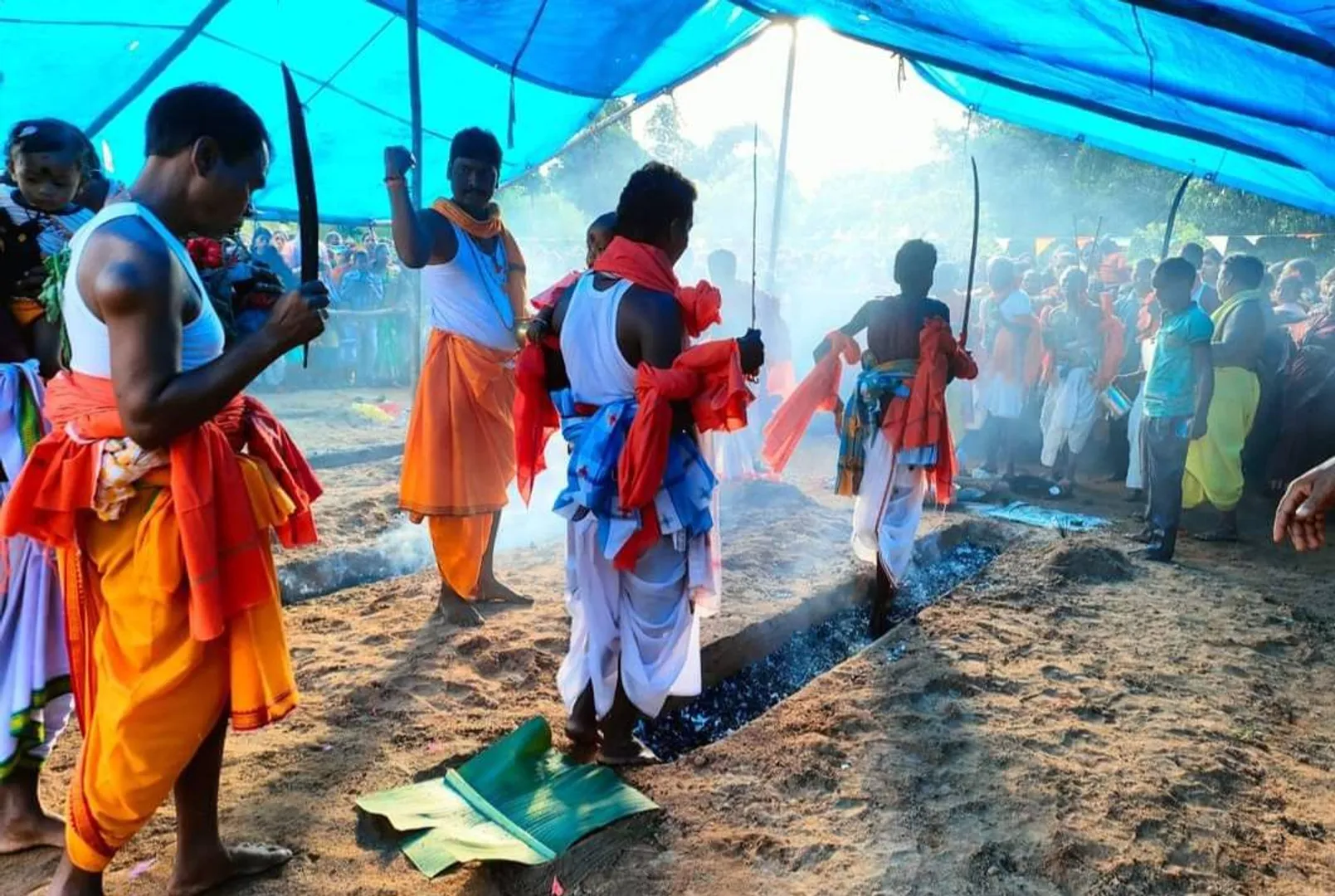 କଣ୍ଟାରେ ବସିଲେ, ନିଆଁରେ ଚାଲିଲେ