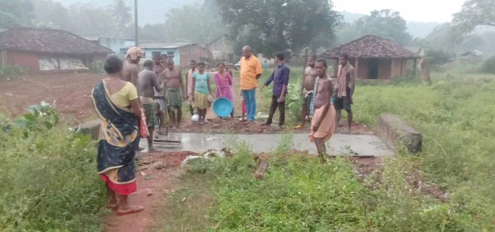 ପୋଲ ଭାଙ୍ଗିଲା ଠିକାଦାର, ନିର୍ମାଣ କଲେ ଗ୍ରାମବାସୀ