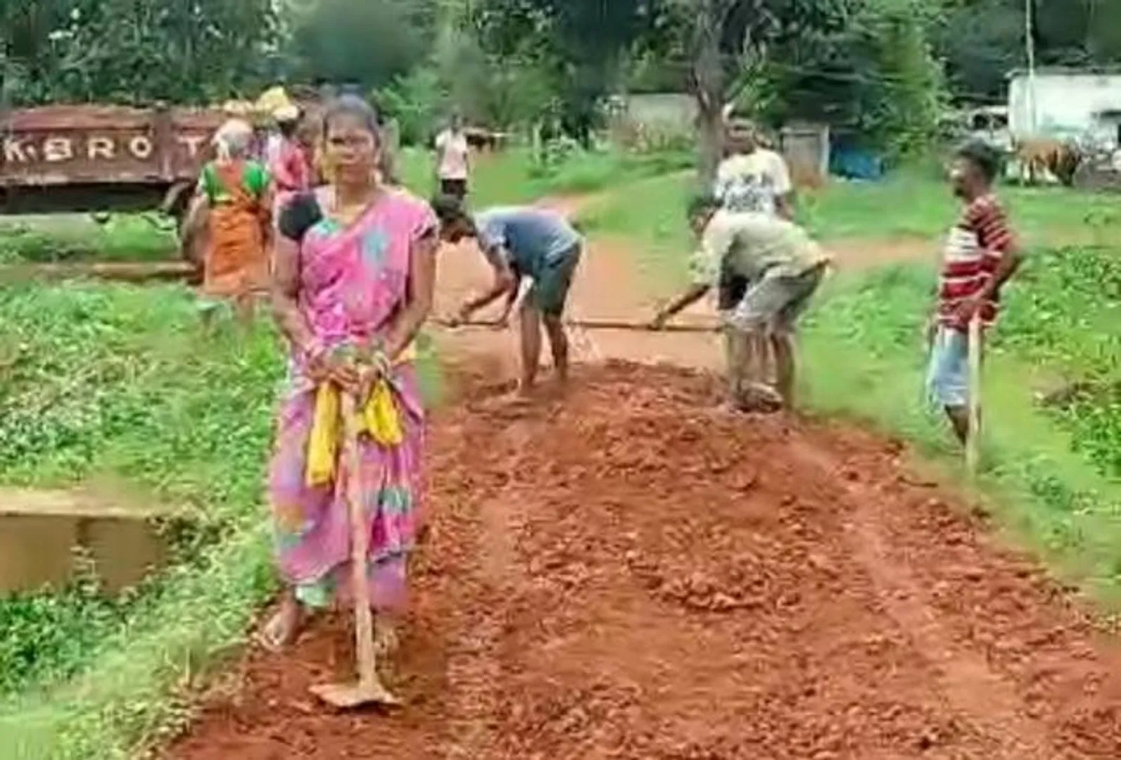 ଭଲ ଖବର :ଦୁଇବର୍ଷ ହେଲା ଗୁହାରି ଶୁଣିଲାନି ପ୍ରଶାସନ, ନିଜଅର୍ଥରେ ରାସ୍ତା ମରାମତିକଲେ ଗାଁଲୋକେ