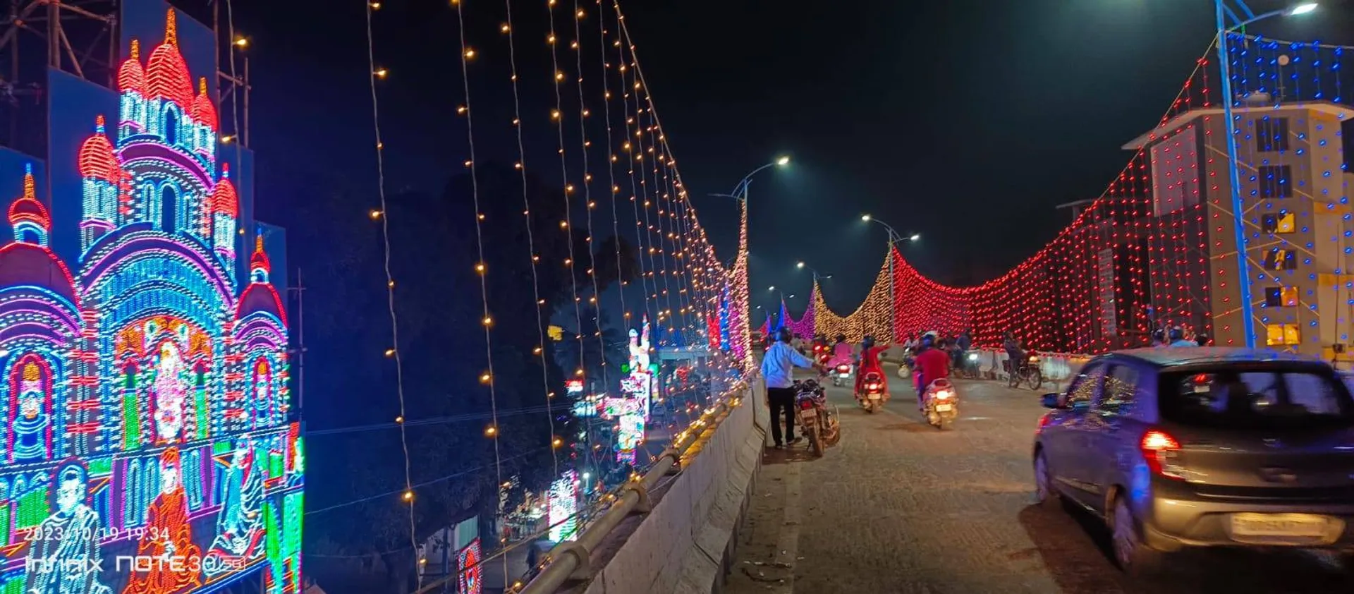 ଦୁର୍ଗାପୂଜା ପାଇଁ ସୁସଜ୍ଜିତ ଆଲୋକମାଳା। (ଫଟୋ: ବିଭୂତି)