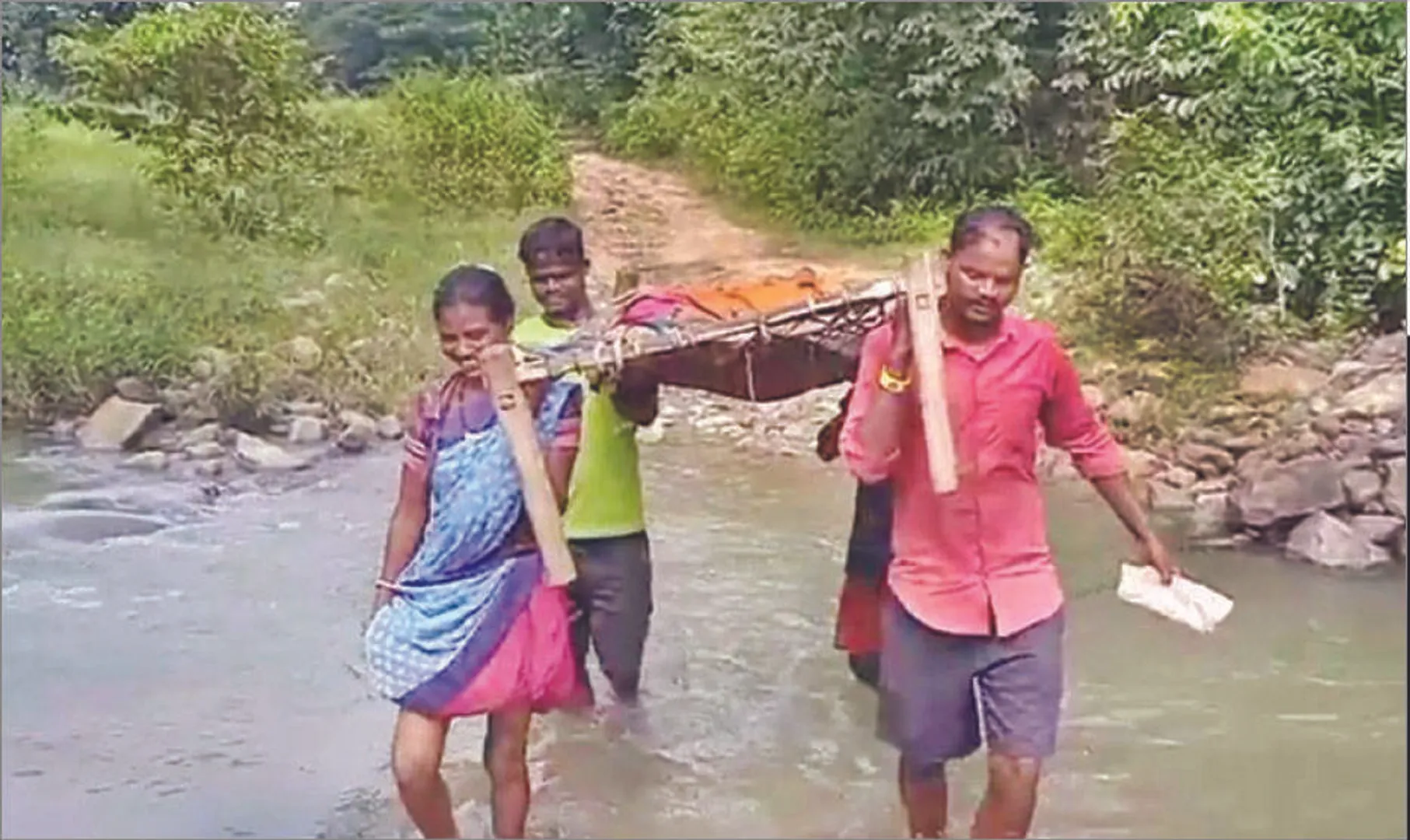 ଆଶା ଦେଲେ ଭରସା: ଗର୍ଭବତୀଙ୍କୁ ଖଟିଆରେ ବୋହି ନାଳ ପାରି କଲେ