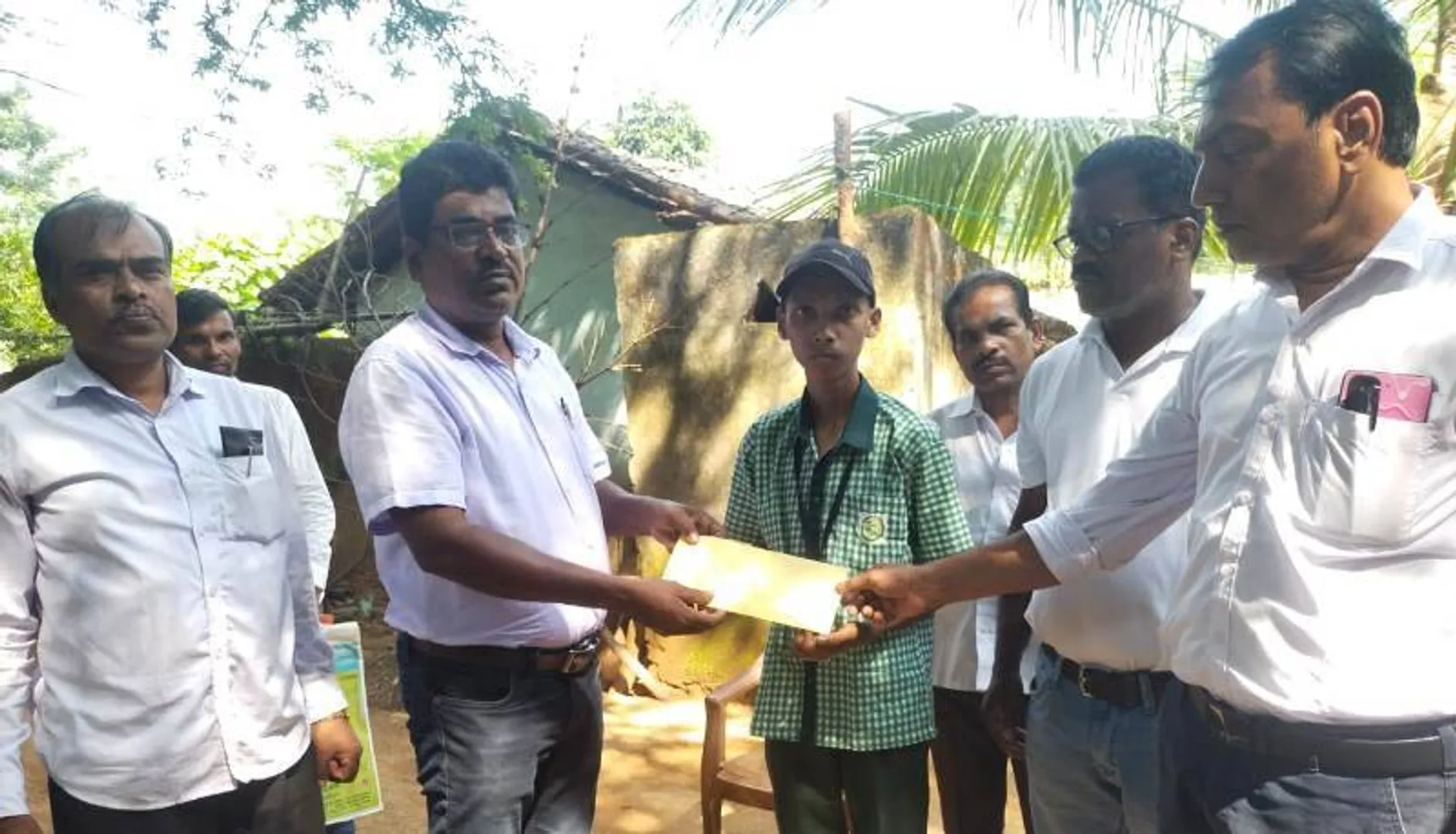 କର୍କଟ ରୋଗରେ ପୀଡ଼ିତ ଛାତ୍ରଙ୍କୁ ବିଦ୍ୟାଳୟ ପକ୍ଷରୁ ସହାୟତା ପ୍ରଦାନ