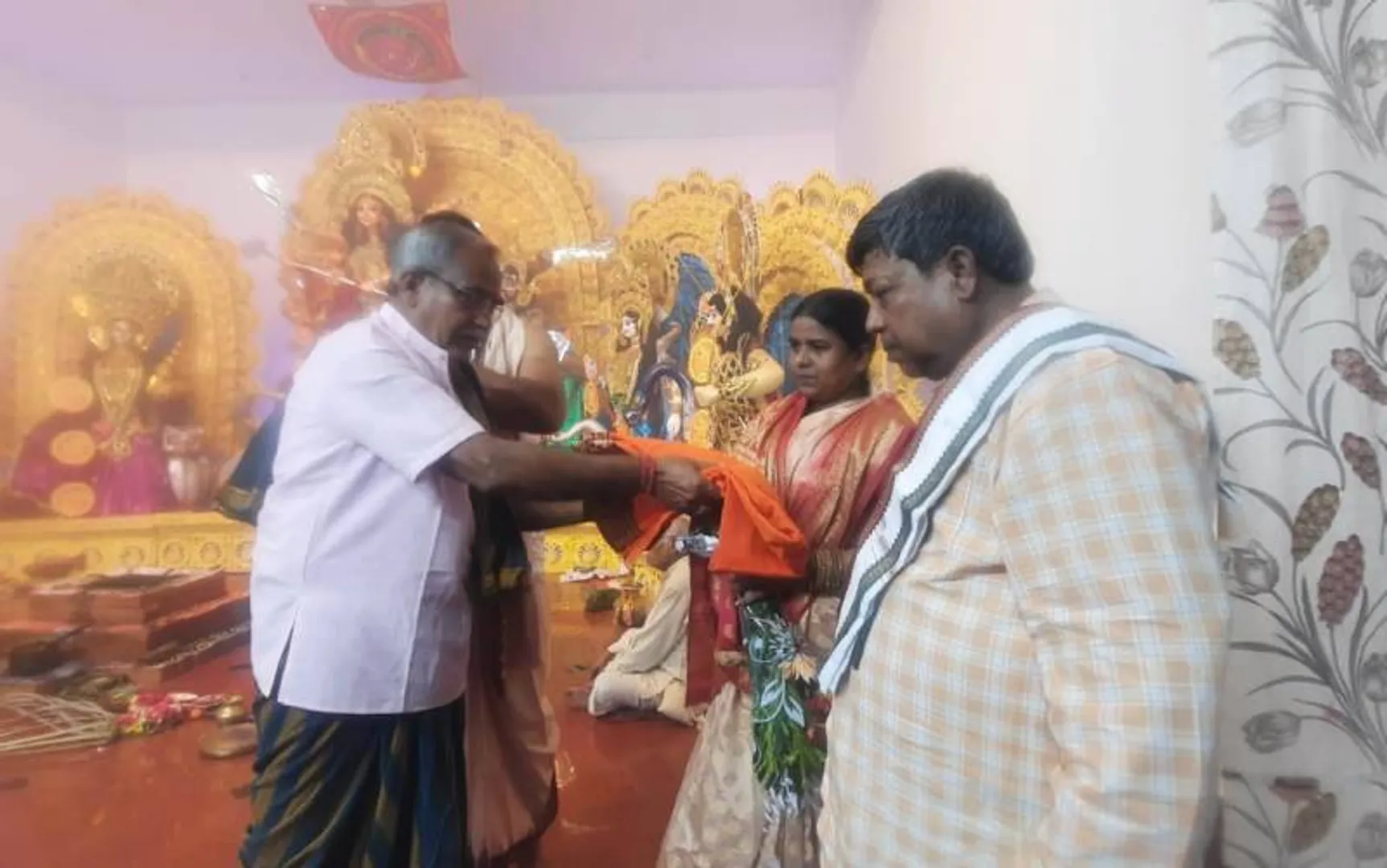 ଭାଇଚାରାର ନିଆରା ନିଦର୍ଶନ : ୪୨ ବର୍ଷ ହେଲା ଦୁର୍ଗାମେଢ଼ ତିଆରିରେ ମଗ୍ନ ମୁସଲିମ କାରିଗର