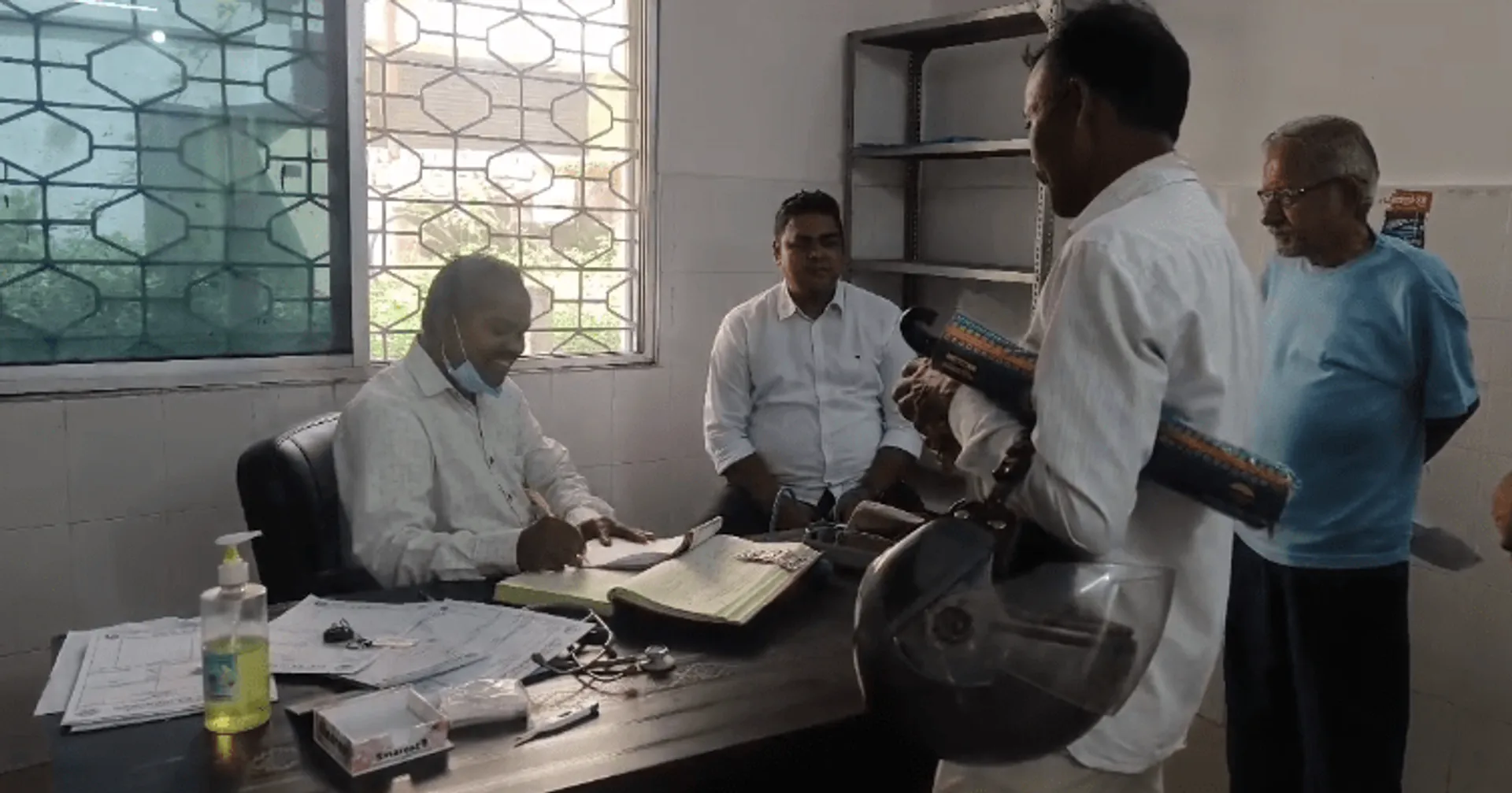 ଦ୍ୱିତୀୟ ଦିନରେ ବିଧାୟକ କଲେ ରୋଗୀ ଚିକିତ୍ସା: ଛୁଟୁଛି ପ୍ରଶଂସାର ସୁଅ