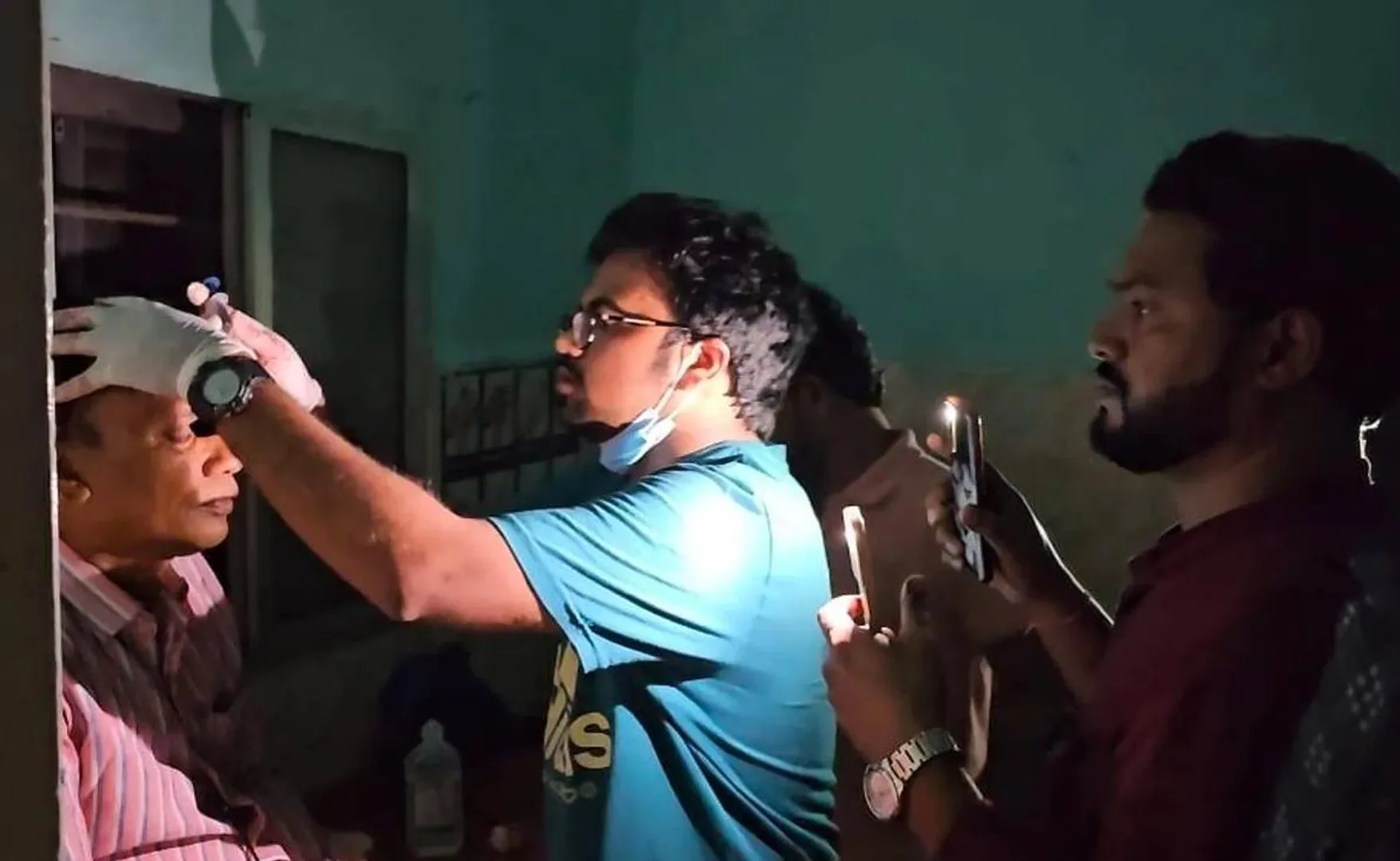 ଟ୍ରକ-ବସ୍ ଧକ୍କାରେ ୨ଜଣଙ୍କ ମୃତ୍ୟୁ; ଫ୍ଲାସ୍ ଲାଇଟରେ ଆହତଙ୍କ ଚିକିତ୍ସା କଲେ ଡାକ୍ତର