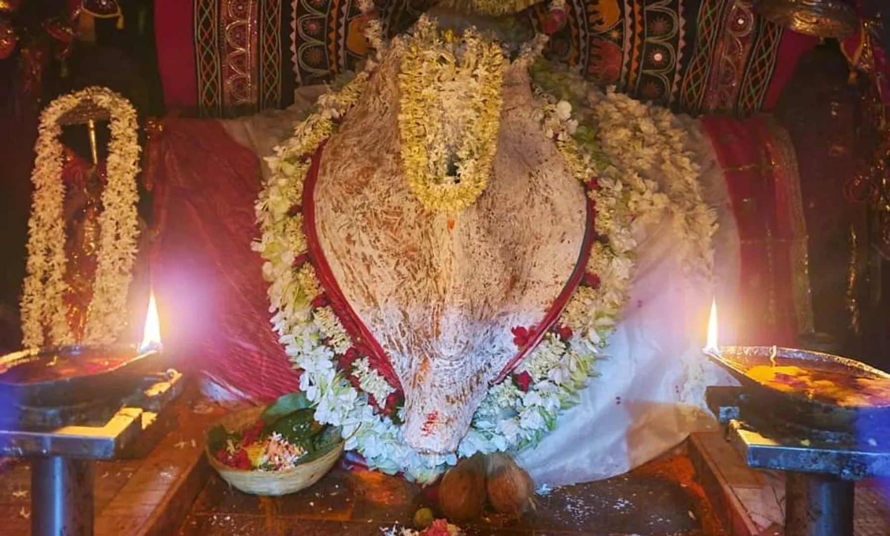 ଧବଳମୁଖୀ ବେଶରେ ଦର୍ଶନ ଦେଲେ ମାଁ ସମଲେଶ୍ଵରୀ, ମନ୍ଦିର ବାହାରେ ଶ୍ରଦ୍ଧାଳୁଙ୍କ ଲମ୍ବା ଧାଡ଼ି