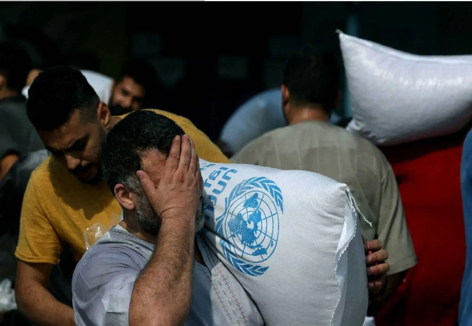 ବଞ୍ଚିବା ପାଇଁ ଭୀଷଣ ସଂଘର୍ଷ :ଗୋଦାମ,ରିଲିଫ୍ କେନ୍ଦ୍ରରେ ପଶି ଲୁଟିଛନ୍ତି ଗାଜାବାସୀ