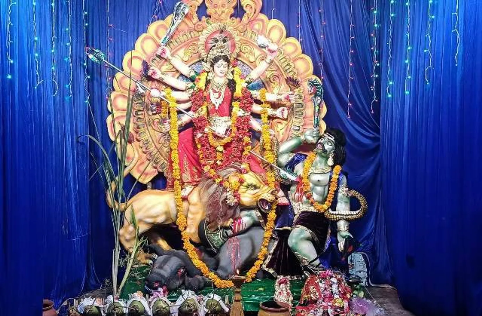 ବାବାସାହେବ ରିକ୍ସା ଷ୍ଟାଣ୍ଡରେ ମା’ଦୁର୍ଗାଙ୍କୁ ପୂଜାର୍ଚ୍ଚନା। (ଫଟୋ: ସୁରେଶ, ଜୟପୁର)