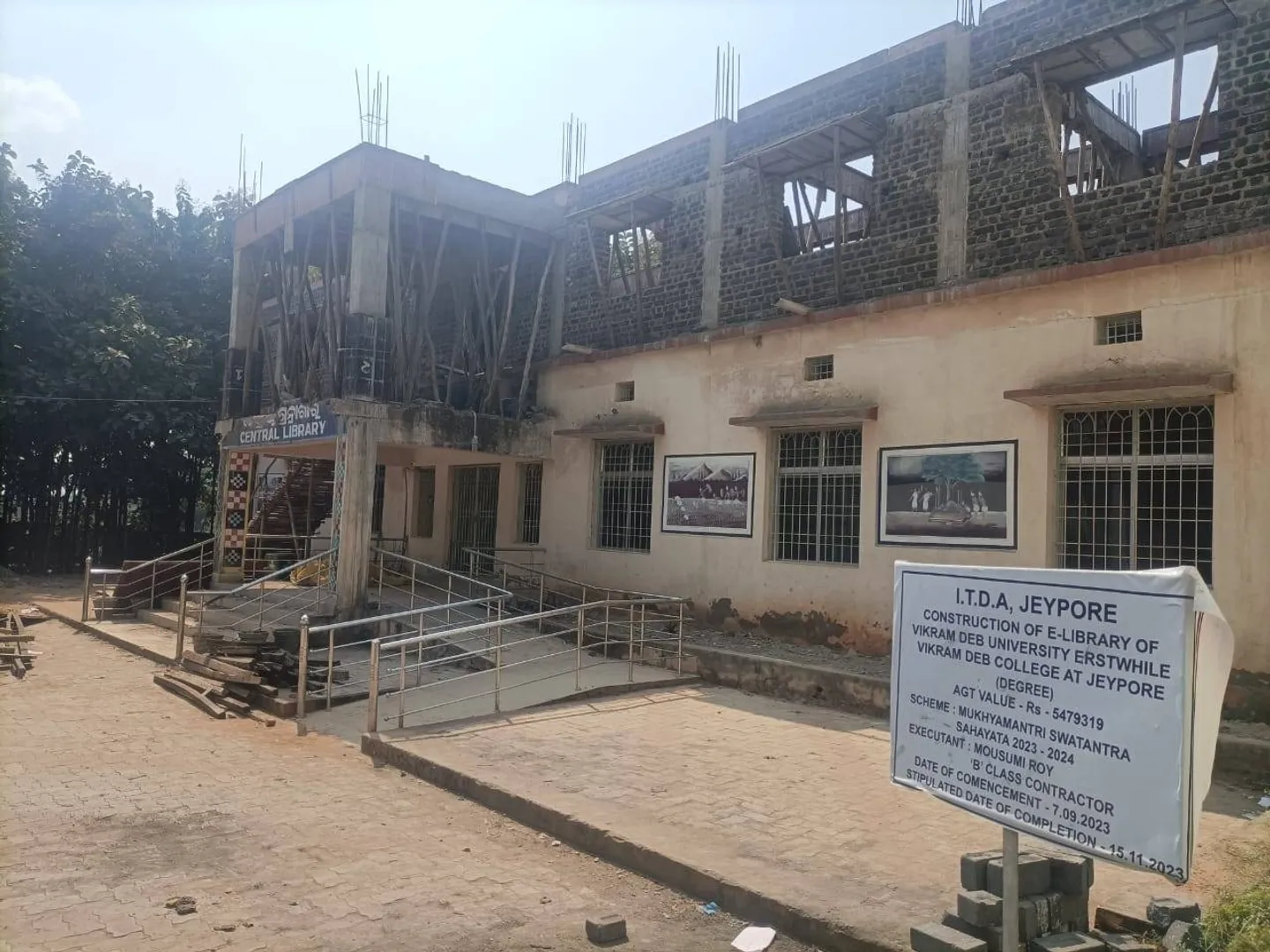 ବିକ୍ରମ ଦେବ ବିଶ୍ବବିଦ୍ୟାଳୟ କେନ୍ଦ୍ରୀୟ ଗ୍ରନ୍ଥାଗାର: ସ୍ଥାନ ଅଭାବରୁ ଦିୱାନବଙ୍ଗଳାରେ ଖତ ଖାଉଛି ୩୦ହଜାରରୁ ଉର୍ଦ୍ଧ୍ବ ବହି