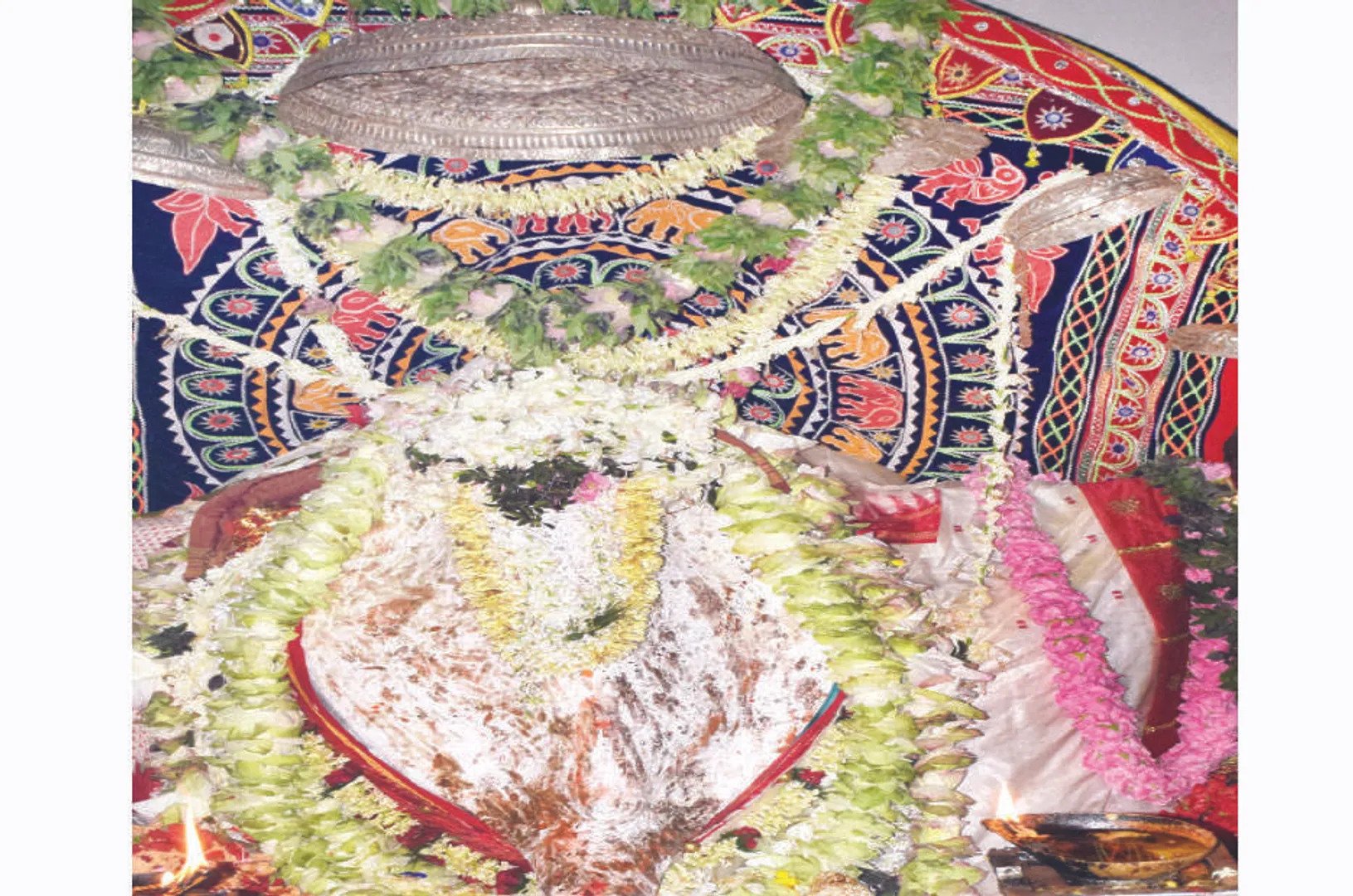 ଧବଳମୁଖୀ ବେଶରେ ଦର୍ଶନ ଦେଲେ ମା’ସମଲେଶ୍ବରୀ
