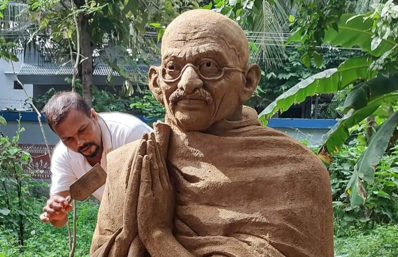 କର୍ଲାମୁଣ୍ଡା ବ୍ଲକ ଡଙ୍ଗରମୁଣ୍ଡାର ଅନ୍ତର୍ଜାତୀୟ ଯୁବ ବାଲୁକାଶିଳ୍ପୀ ଓମପ୍ରକାଶ ସାହୁଙ୍କ ବାଲୁକା କଳାରେ ଗାନ୍ଧିଜୀଙ୍କ ପ୍ରତିମୂର୍ତ୍ତି