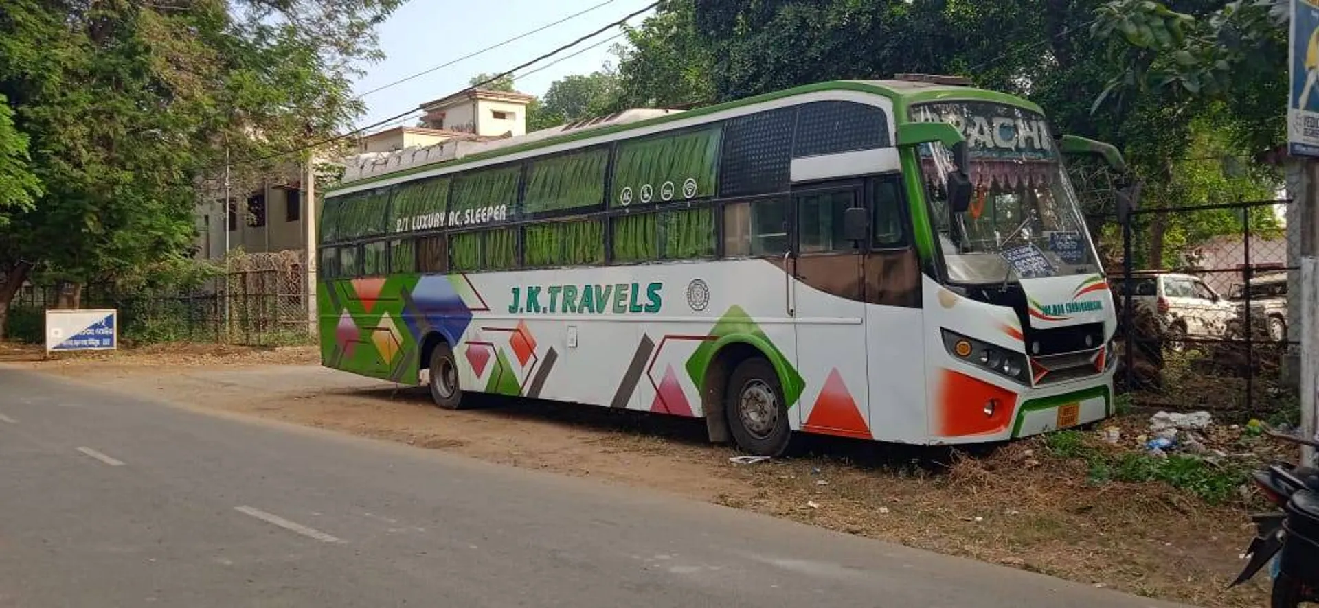 ବରଗାପାଲିରେ ମର୍ମନ୍ତୁଦ ସଡ଼କ ଦୁର୍ଘଟଣା: ମାଡ଼ିଗଲା ଟ୍ରକ୍, ବସ୍ ଚାଳକଙ୍କ ସମେତ ଚାଲିଗଲା ୩ଜଣଙ୍କ ଜୀବନ